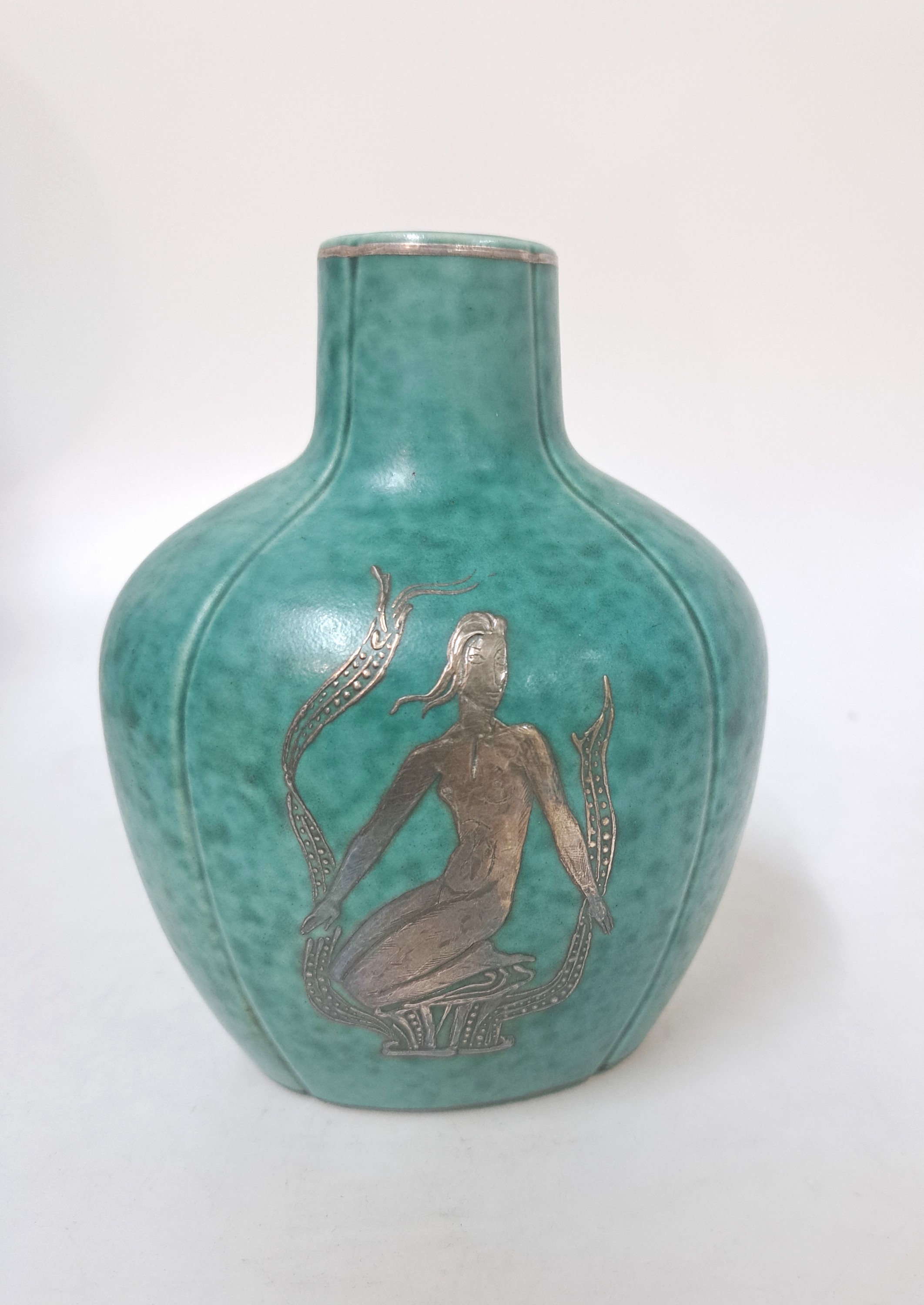 Detail a: Vase, Wilhelm Kage für Gustavsberg, Made in Schweden, Argenta, Vierpassform, Porzellan grün grundiert, Silberauflage, Front mit sitzender Frauenakt ...
