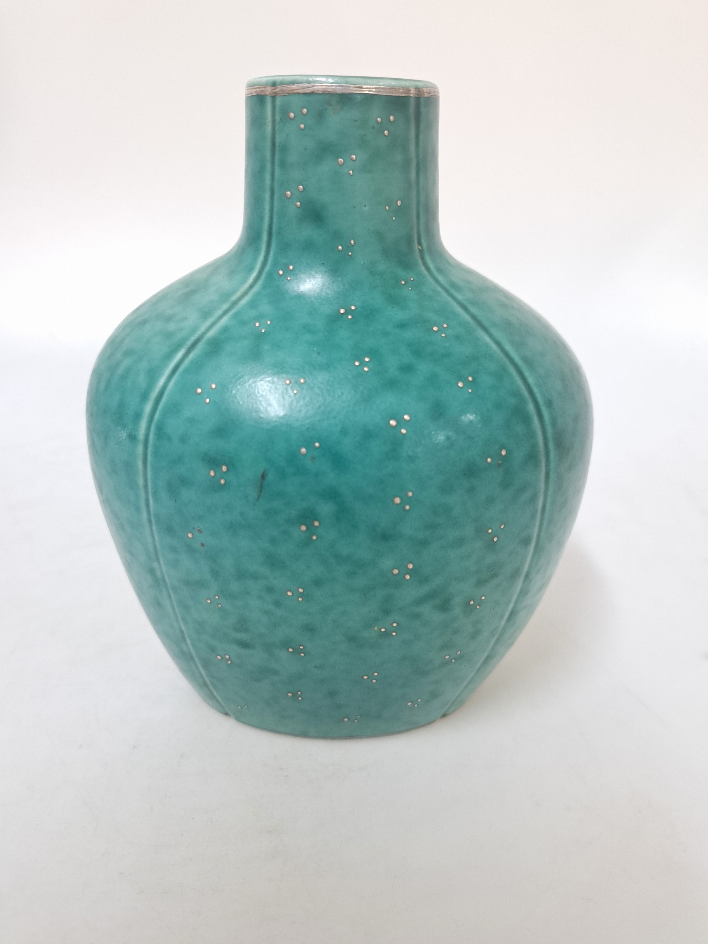 Detail b: Vase, Wilhelm Kage für Gustavsberg, Made in Schweden, Argenta, Vierpassform, Porzellan grün grundiert, Silberauflage, Front mit sitzender Frauenakt ...