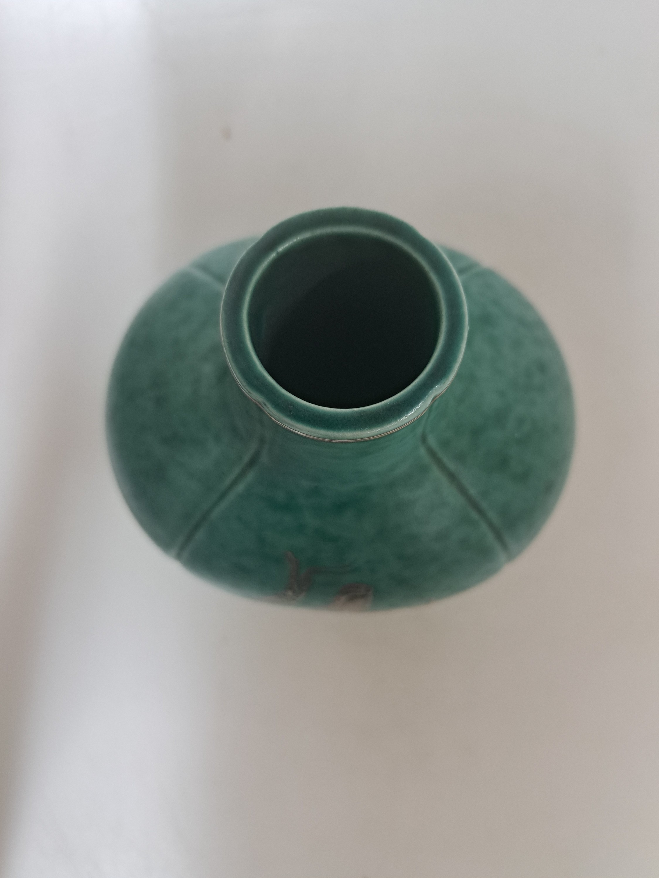 Detail c: Vase, Wilhelm Kage für Gustavsberg, Made in Schweden, Argenta, Vierpassform, Porzellan grün grundiert, Silberauflage, Front mit sitzender Frauenakt ...