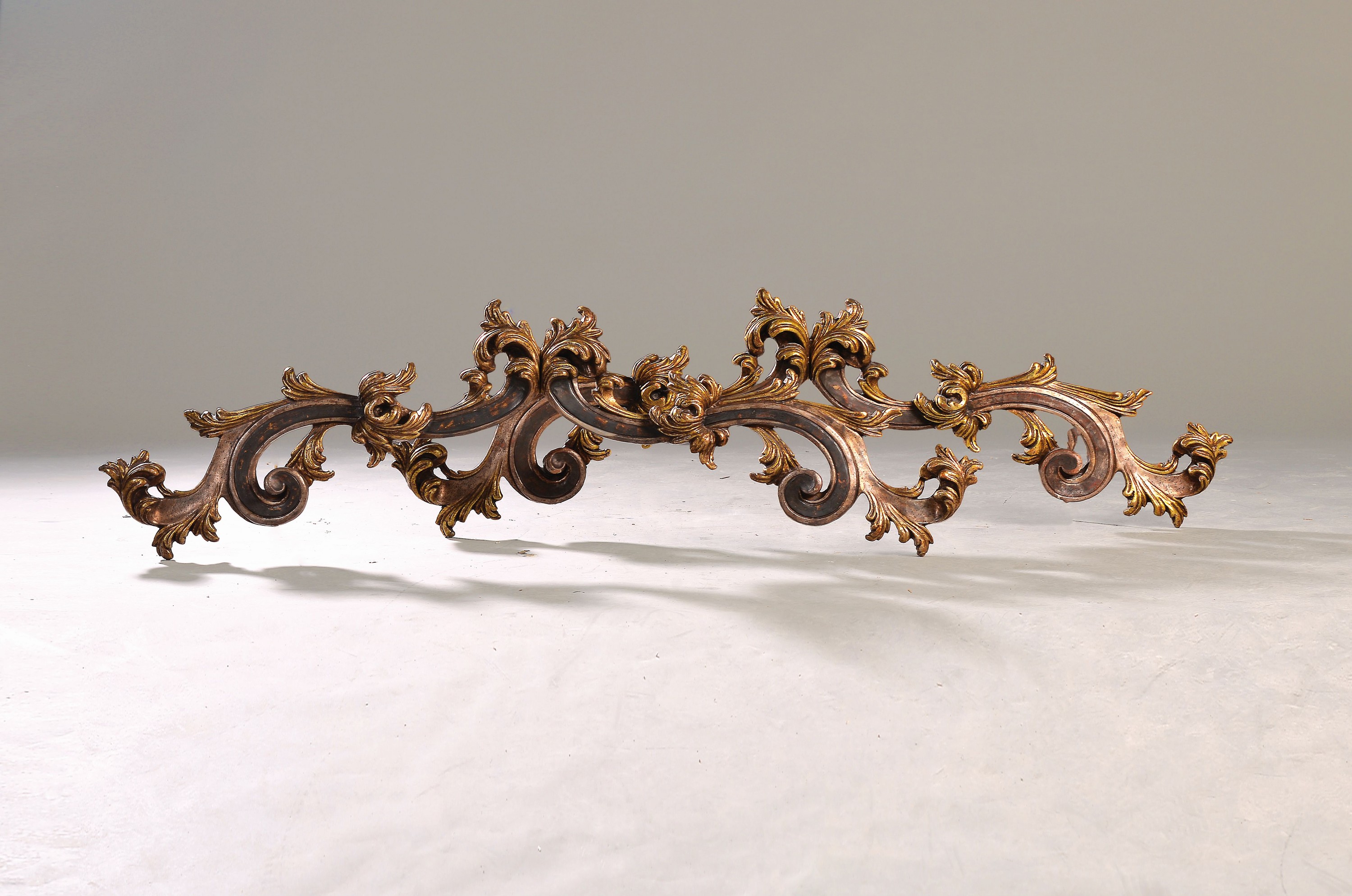 Paar Supra Porte, wohl Süddeutsch oder Südtirol, 2. Hälfte 20. Jh., Lindenholz geschnitzt, gefasst, l. Farbabblätterung, H. ca. 35 cm, B. ca. 130 ...