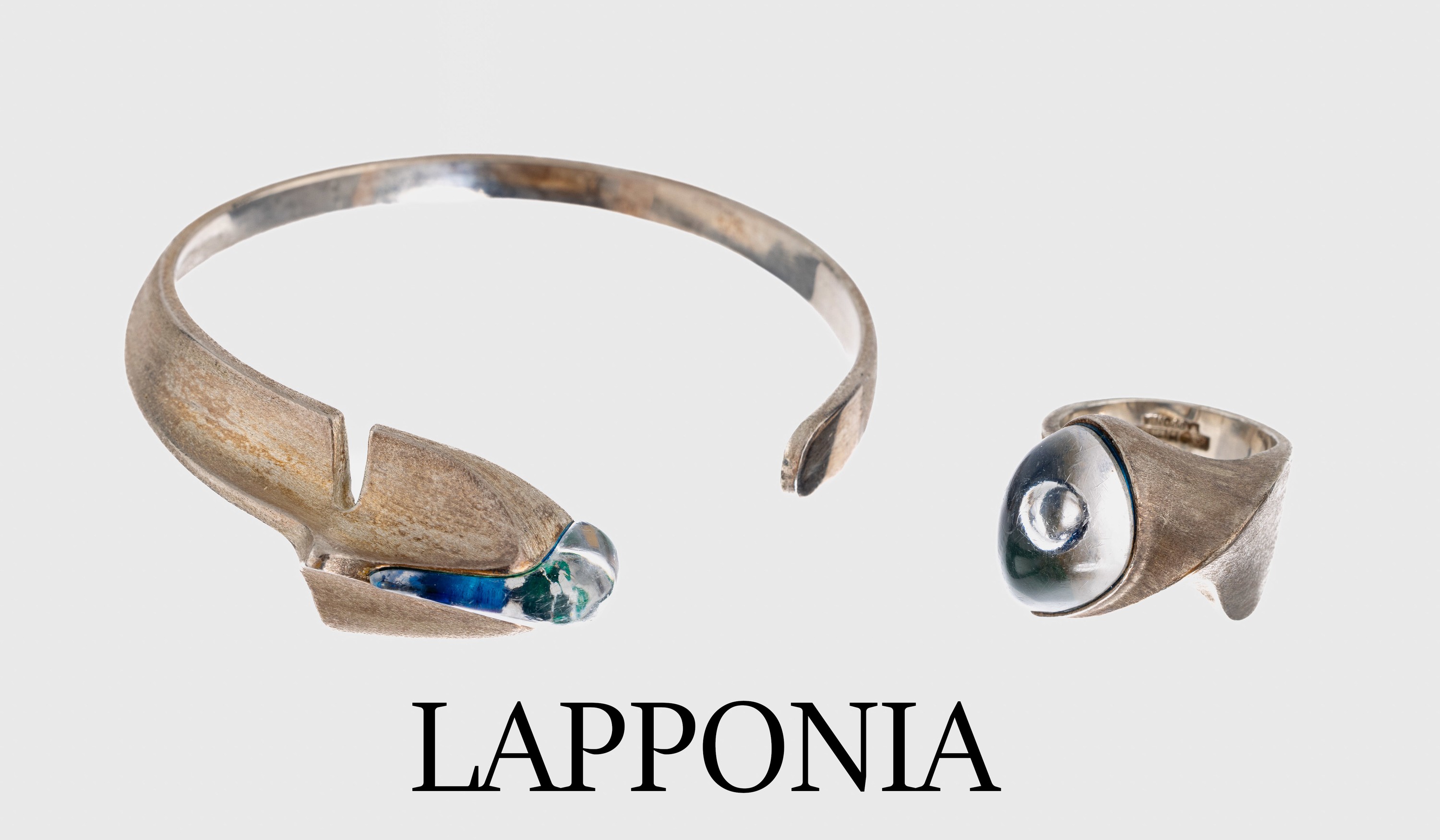 LAPPONIA Schmuckset, Finnland 1983, 925er Silber, best. aus: Armspange und Ring mit Acrylglaseinlage blau foliert (ber.), 1 Luftblase, sign., RW 57, ...