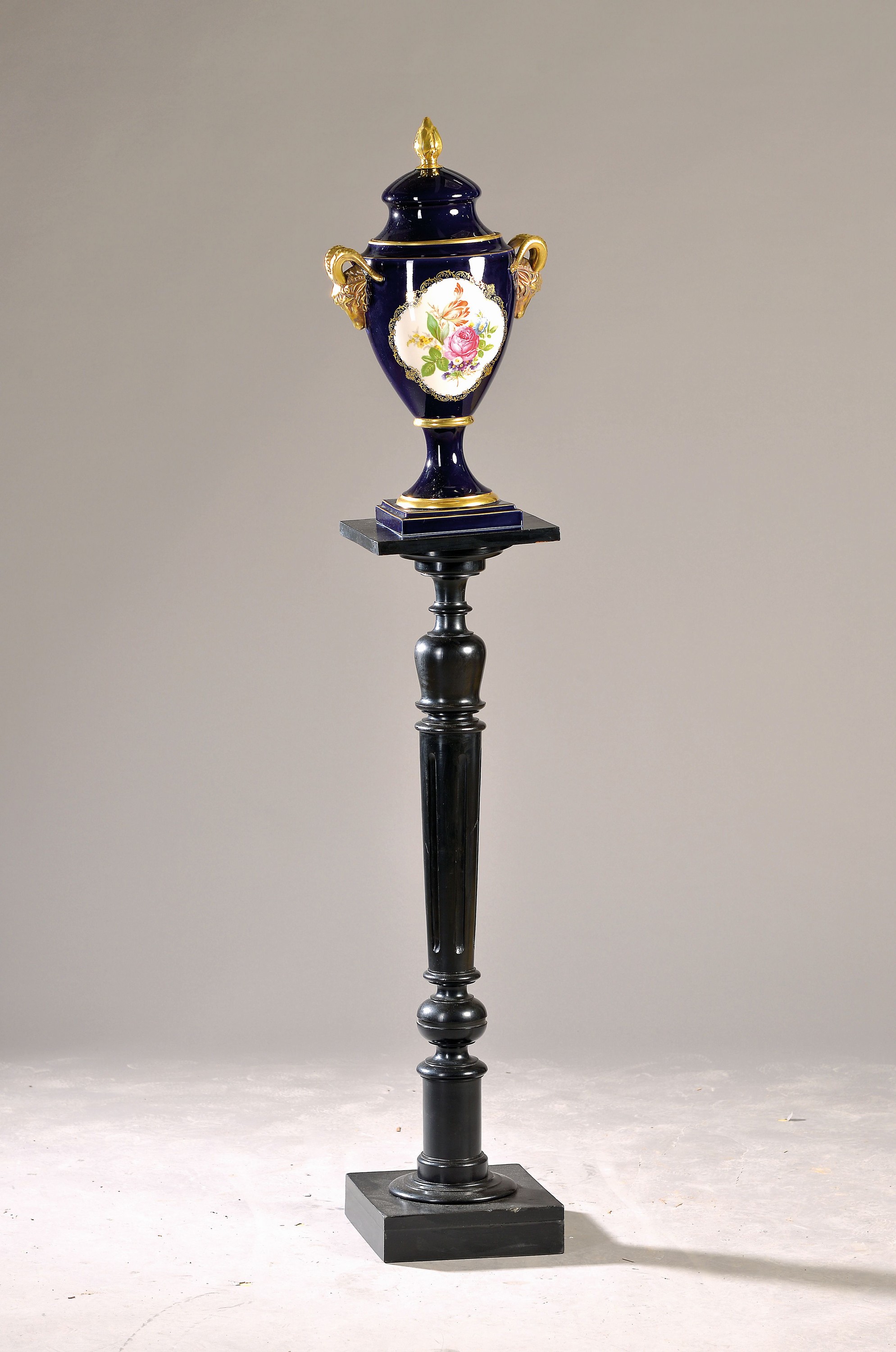 Holzsäule mit Deckelvase, 20. Jh., Säule schwarz gefasst, gedrechselt, um 1900, H. 102 cm, B. 26 cm; Deckelvase, Lindner, 2. Hälfte 20. Jh., ...