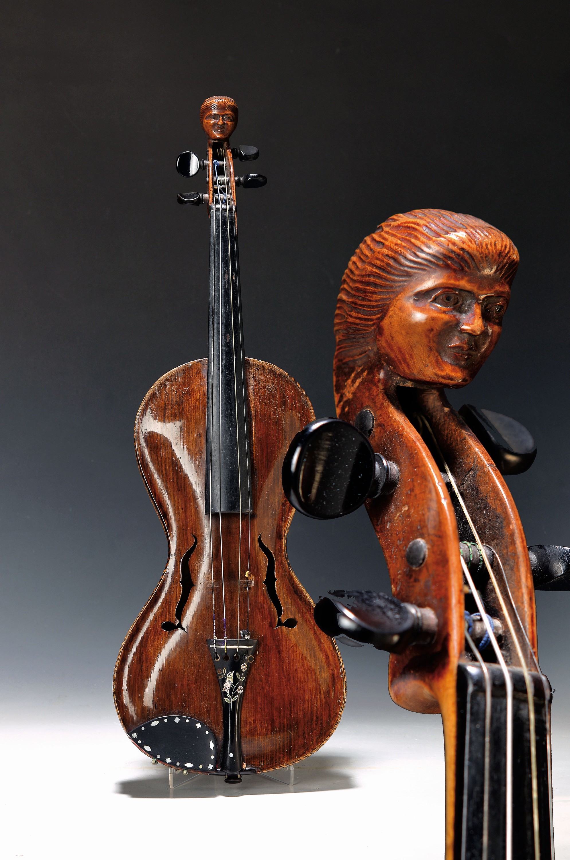 Guseto-Violine / Geige, Korpus bez. "Johann Georg Helmer fec. 1760", wohl um 1900, Schnecke als Porträtkopf ausgebildet, Kinn- und ...