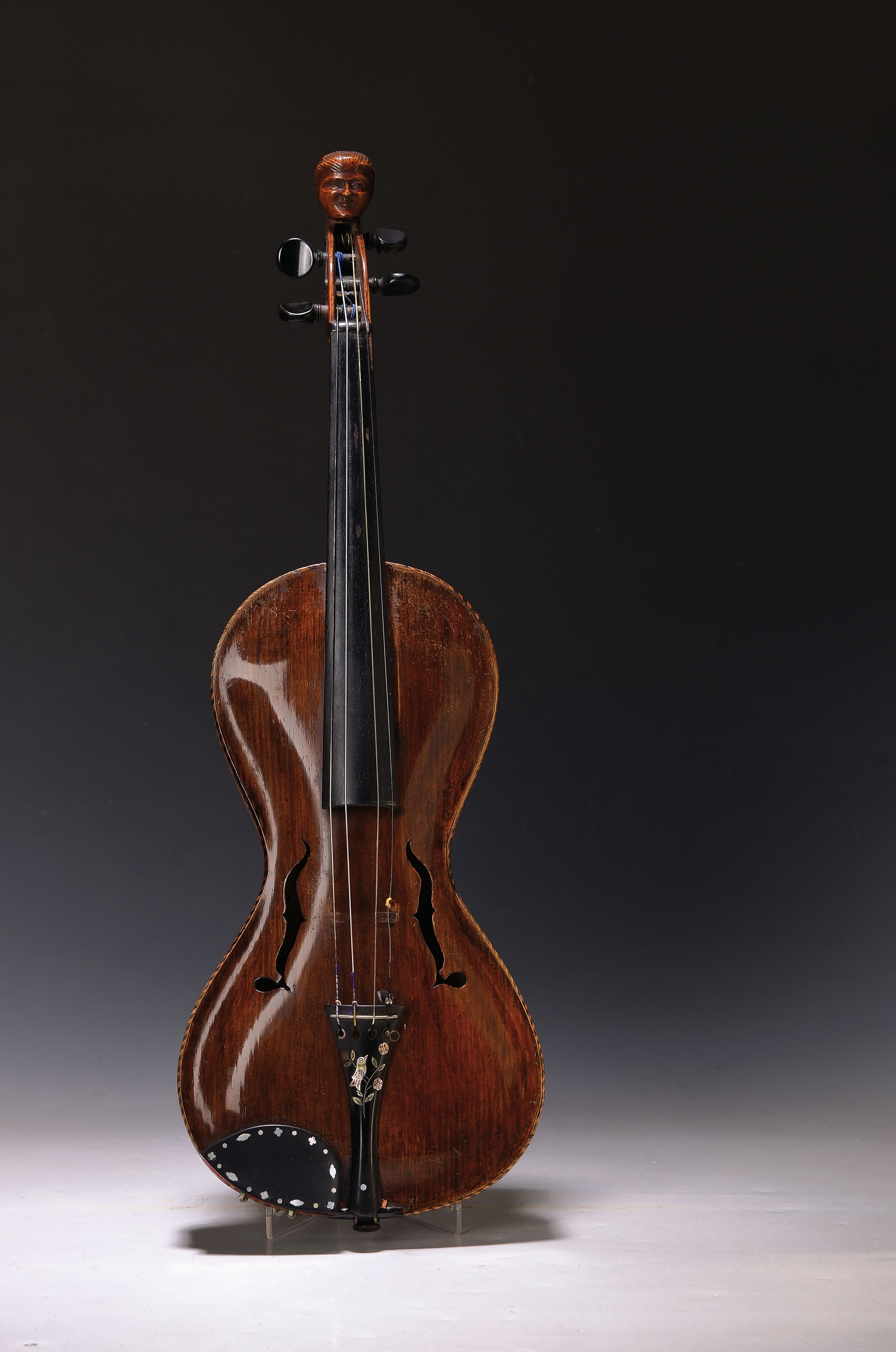 Detail a: Guseto-Violine / Geige, Korpus bez. "Johann Georg Helmer fec. 1760", wohl um 1900, Schnecke als Porträtkopf ausgebildet, Kinn- und ...