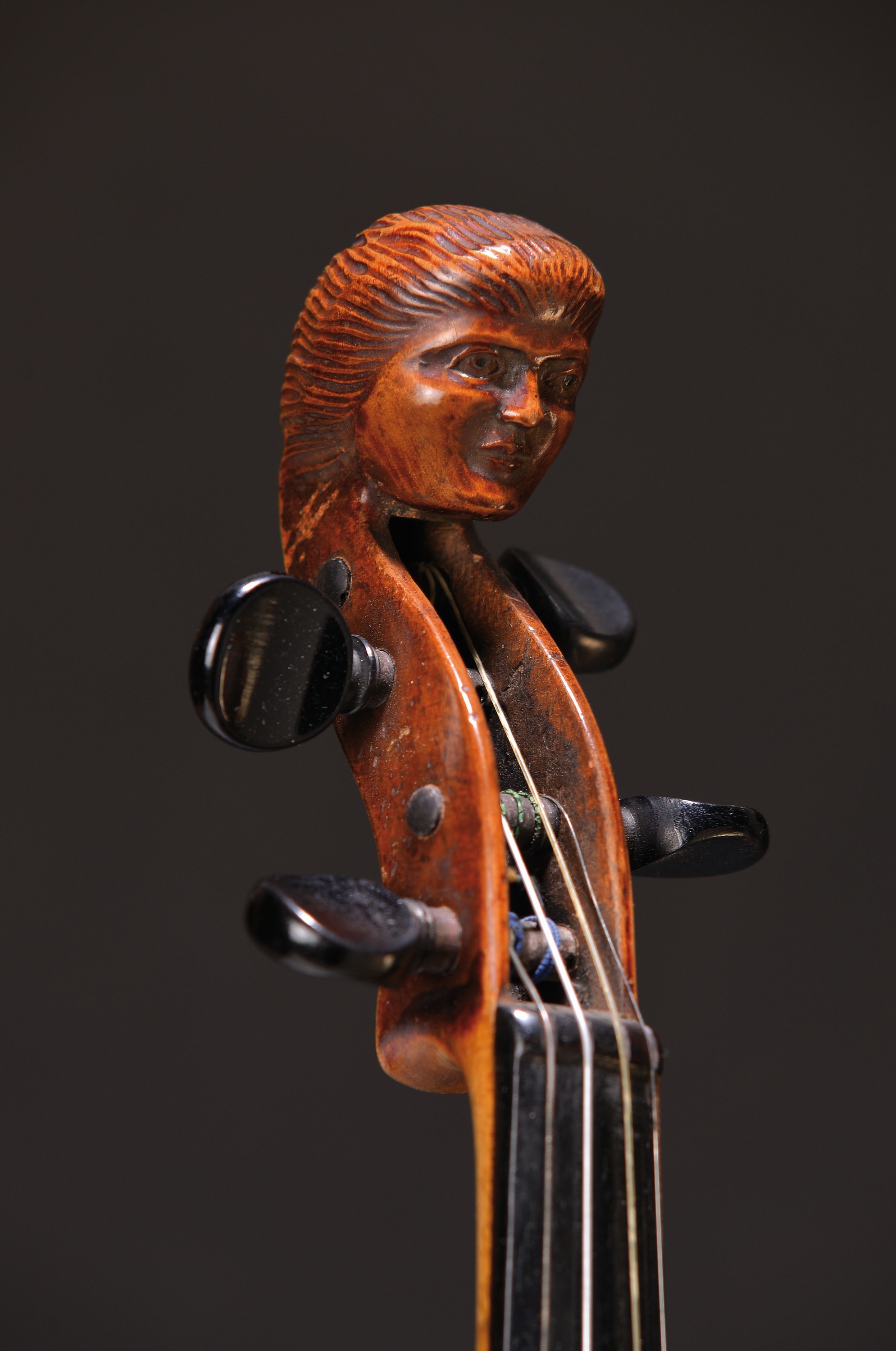 Detail b: Guseto-Violine / Geige, Korpus bez. "Johann Georg Helmer fec. 1760", wohl um 1900, Schnecke als Porträtkopf ausgebildet, Kinn- und ...