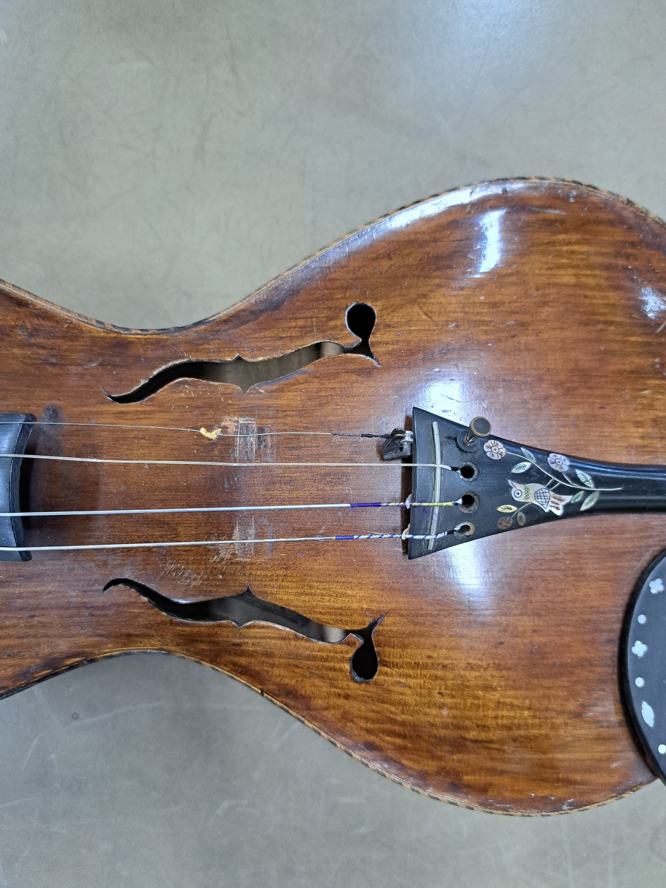 Detail c: Guseto-Violine / Geige, Korpus bez. "Johann Georg Helmer fec. 1760", wohl um 1900, Schnecke als Porträtkopf ausgebildet, Kinn- und ...