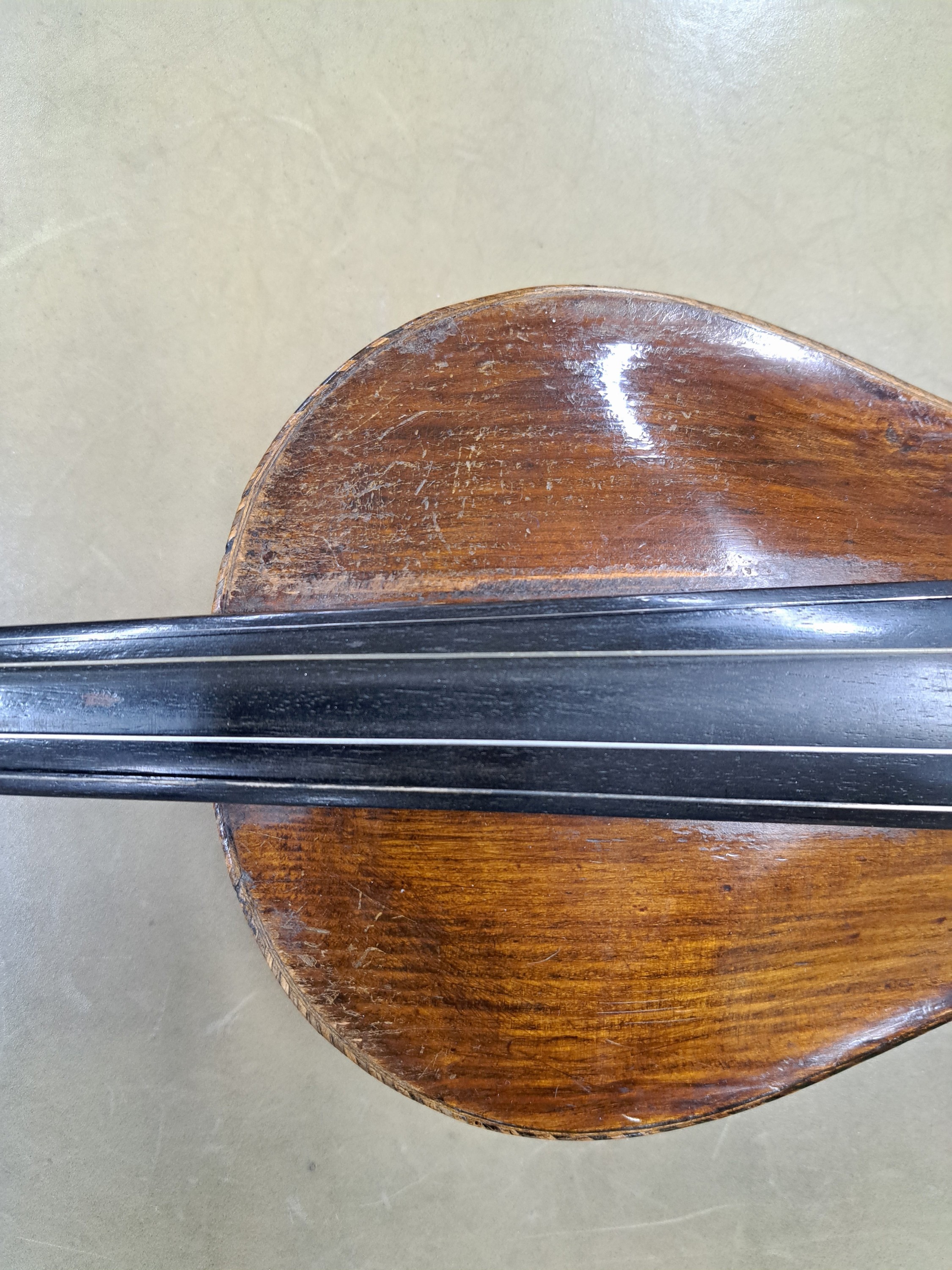 Detail d: Guseto-Violine / Geige, Korpus bez. "Johann Georg Helmer fec. 1760", wohl um 1900, Schnecke als Porträtkopf ausgebildet, Kinn- und ...
