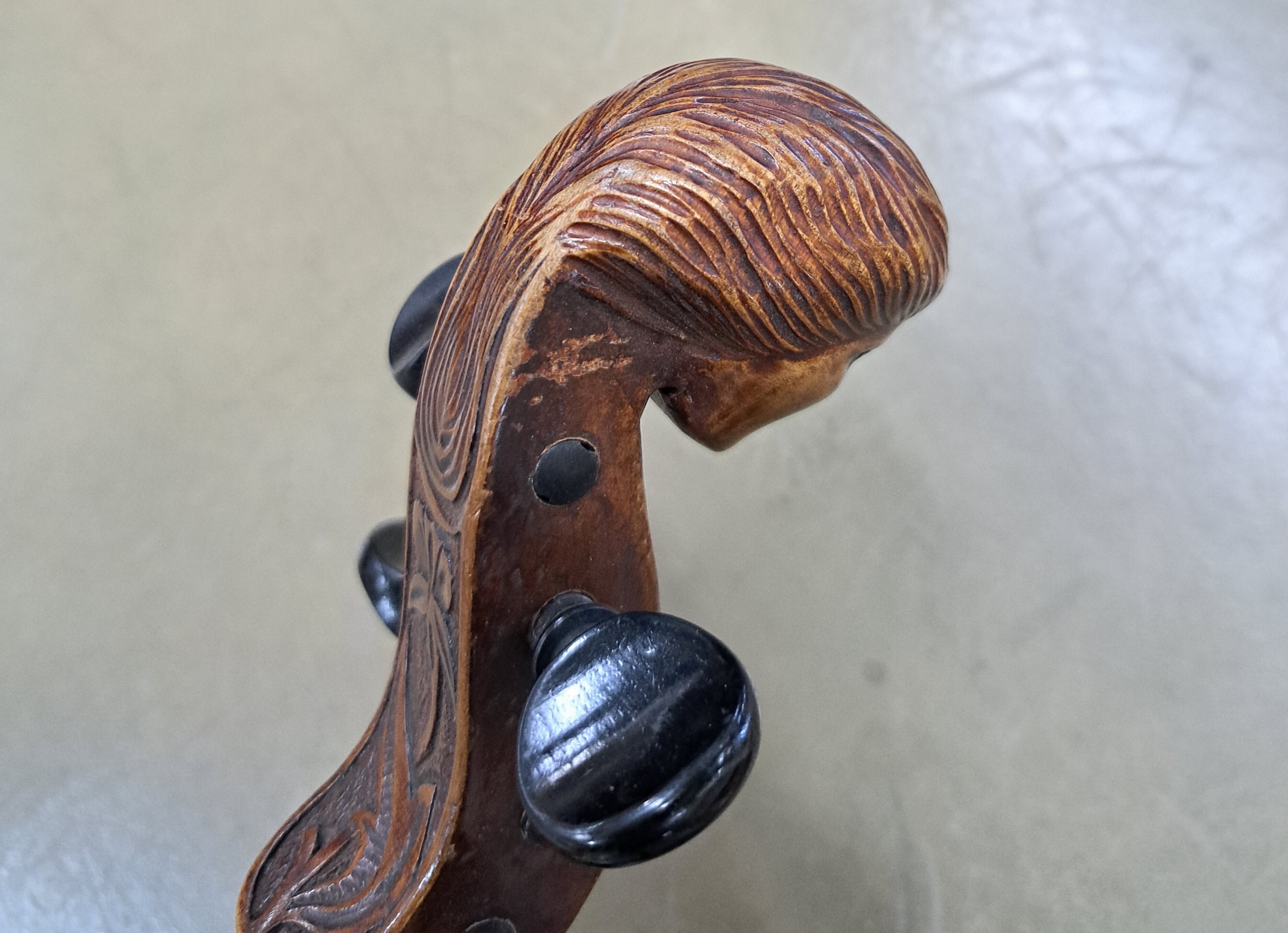 Detail e: Guseto-Violine / Geige, Korpus bez. "Johann Georg Helmer fec. 1760", wohl um 1900, Schnecke als Porträtkopf ausgebildet, Kinn- und ...