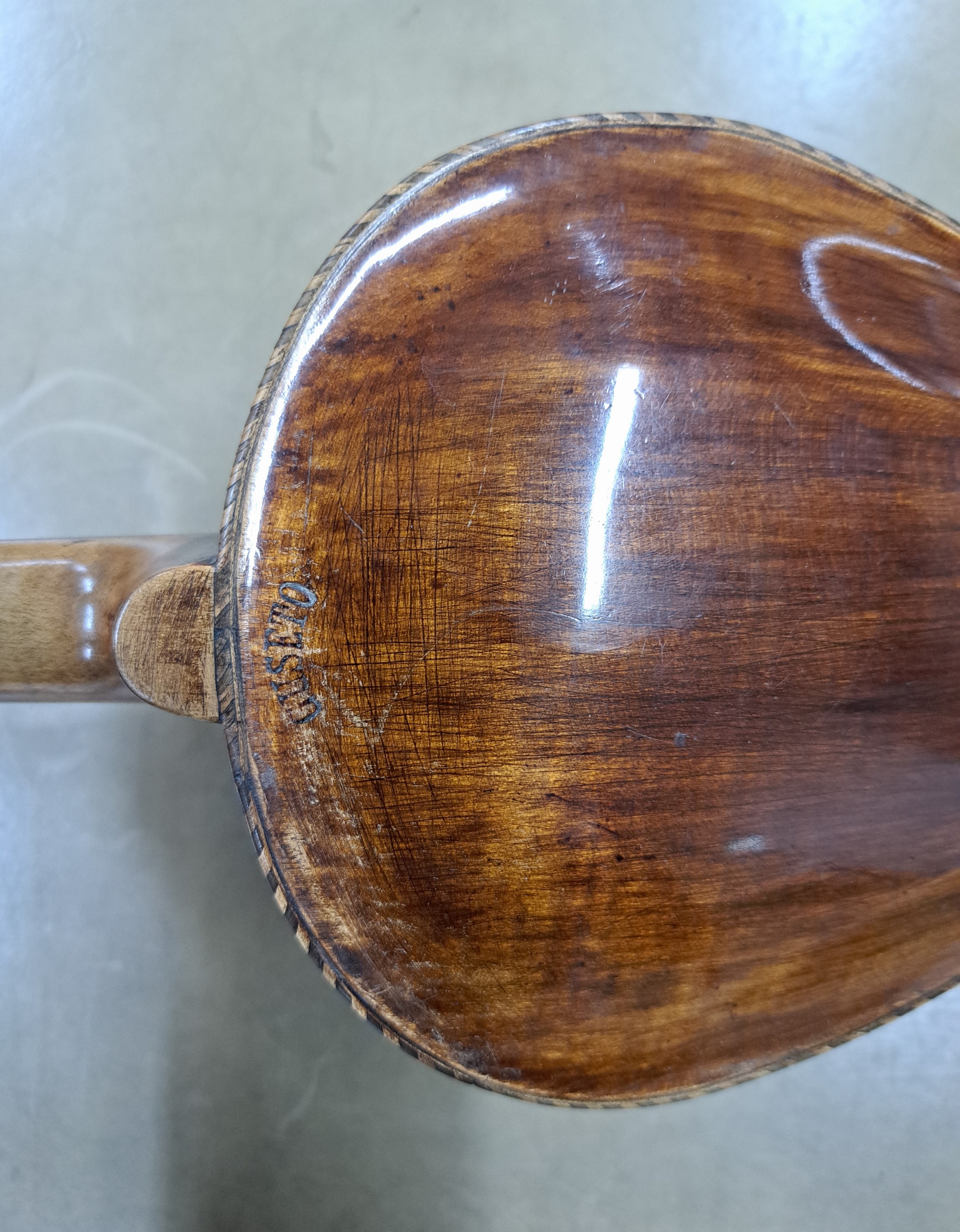 Detail g: Guseto-Violine / Geige, Korpus bez. "Johann Georg Helmer fec. 1760", wohl um 1900, Schnecke als Porträtkopf ausgebildet, Kinn- und ...