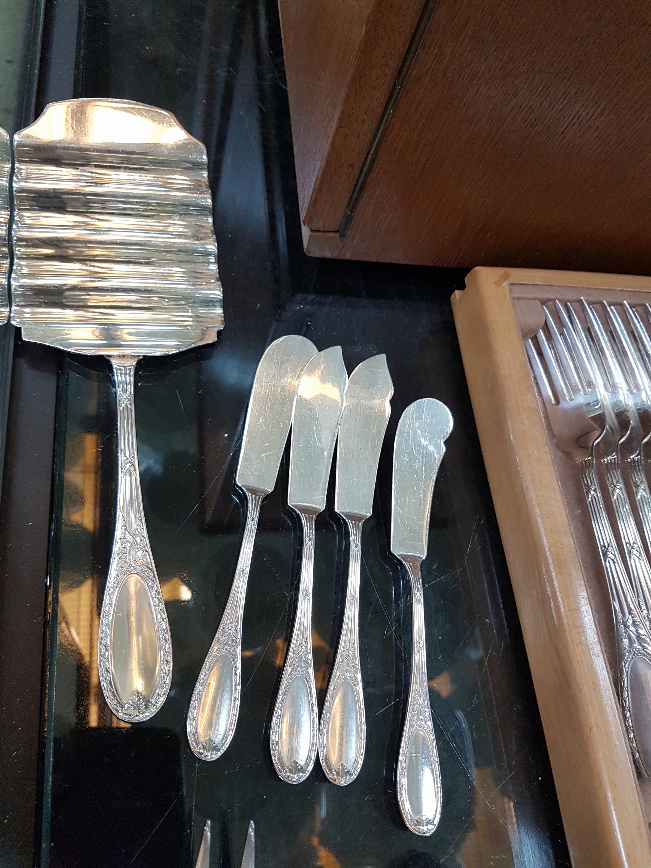 Detail d: Umfangreiches Tafelbesteck, Gebrüder Reiner, klassizistischer Dekor, für 12 Personen, dazu Besteckkasten, Eichefurnier, versilbert 180er-Auflage, ...