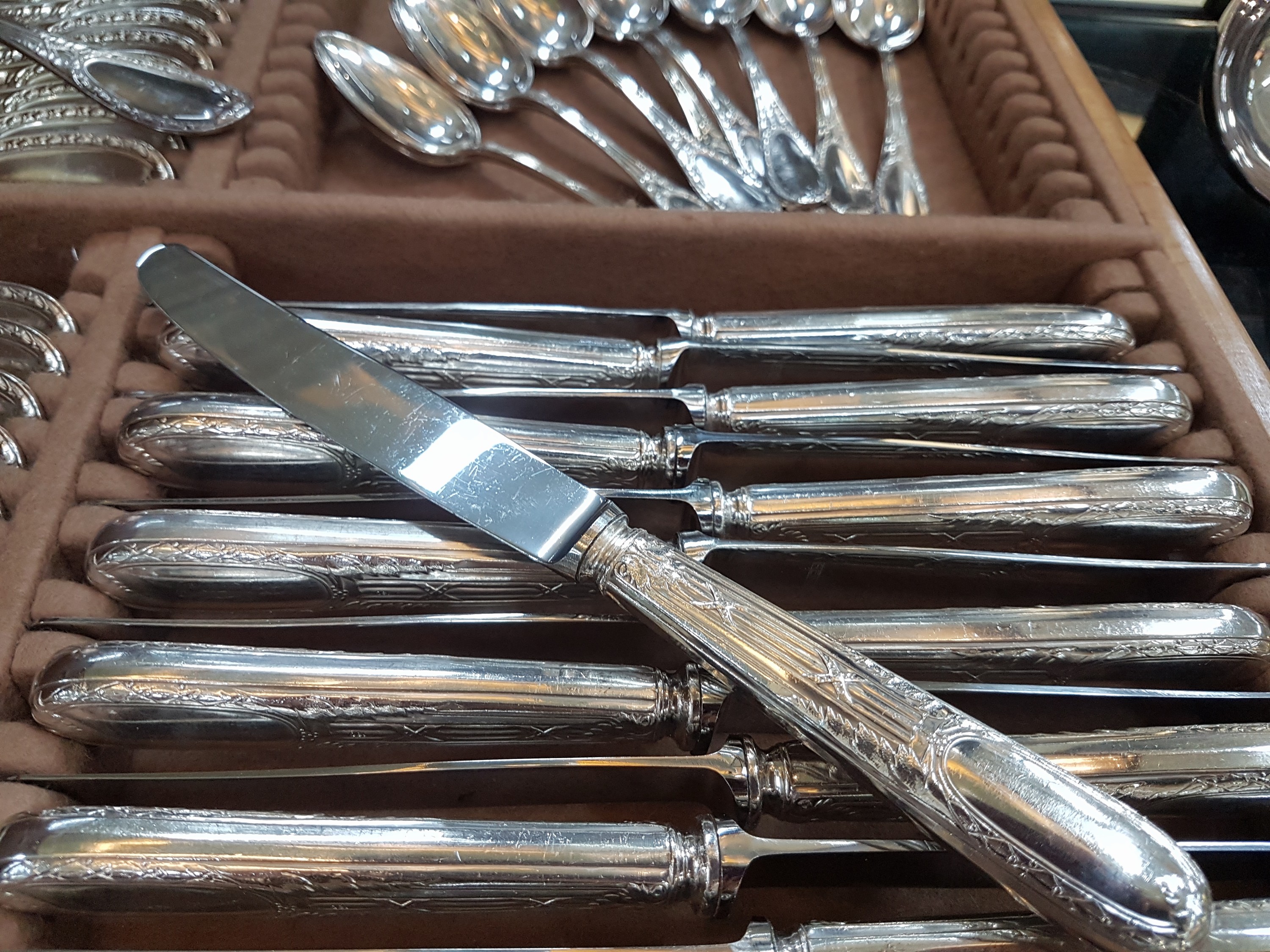 Detail h: Umfangreiches Tafelbesteck, Gebrüder Reiner, klassizistischer Dekor, für 12 Personen, dazu Besteckkasten, Eichefurnier, versilbert 180er-Auflage, ...