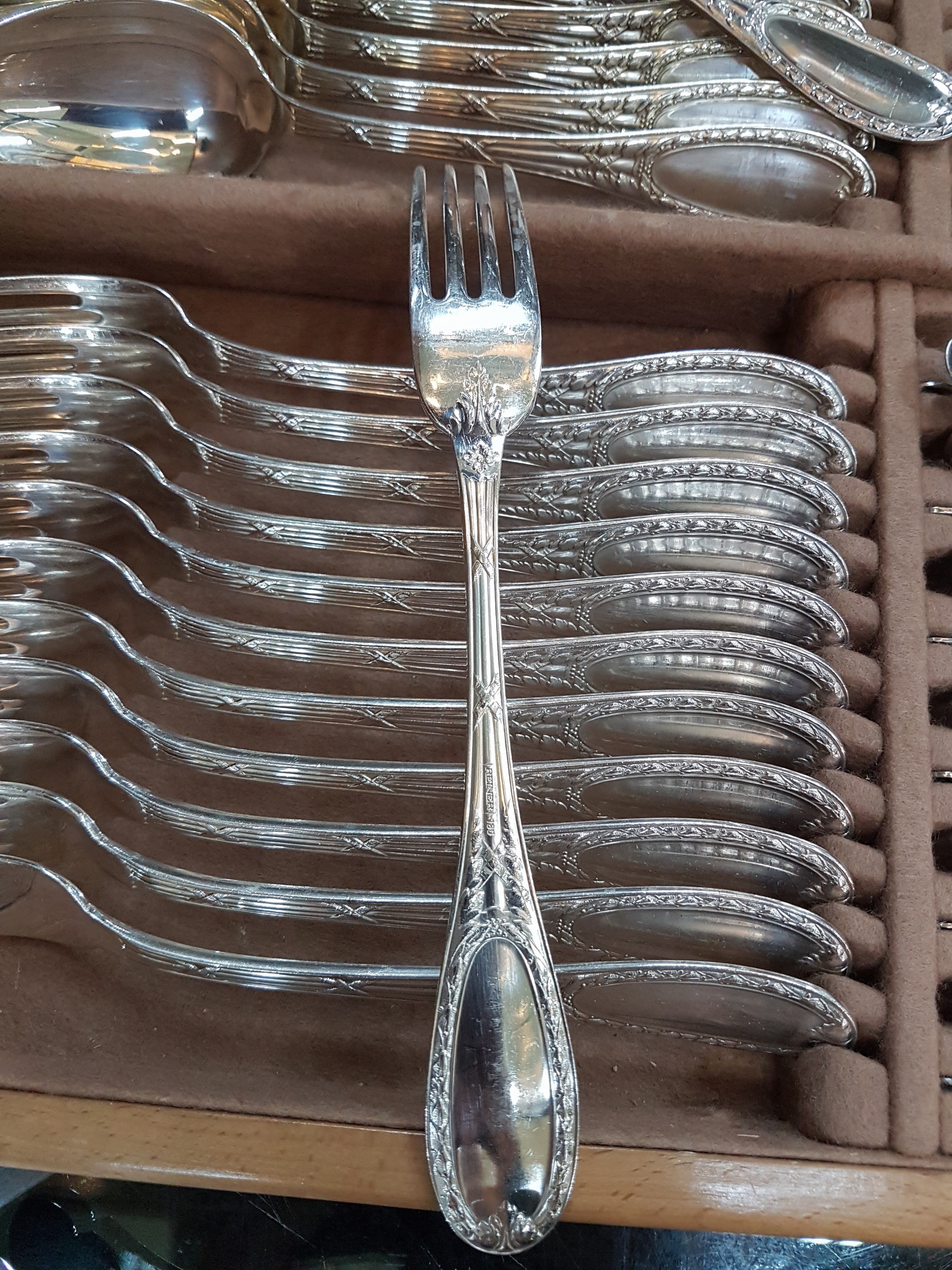 Detail i: Umfangreiches Tafelbesteck, Gebrüder Reiner, klassizistischer Dekor, für 12 Personen, dazu Besteckkasten, Eichefurnier, versilbert 180er-Auflage, ...