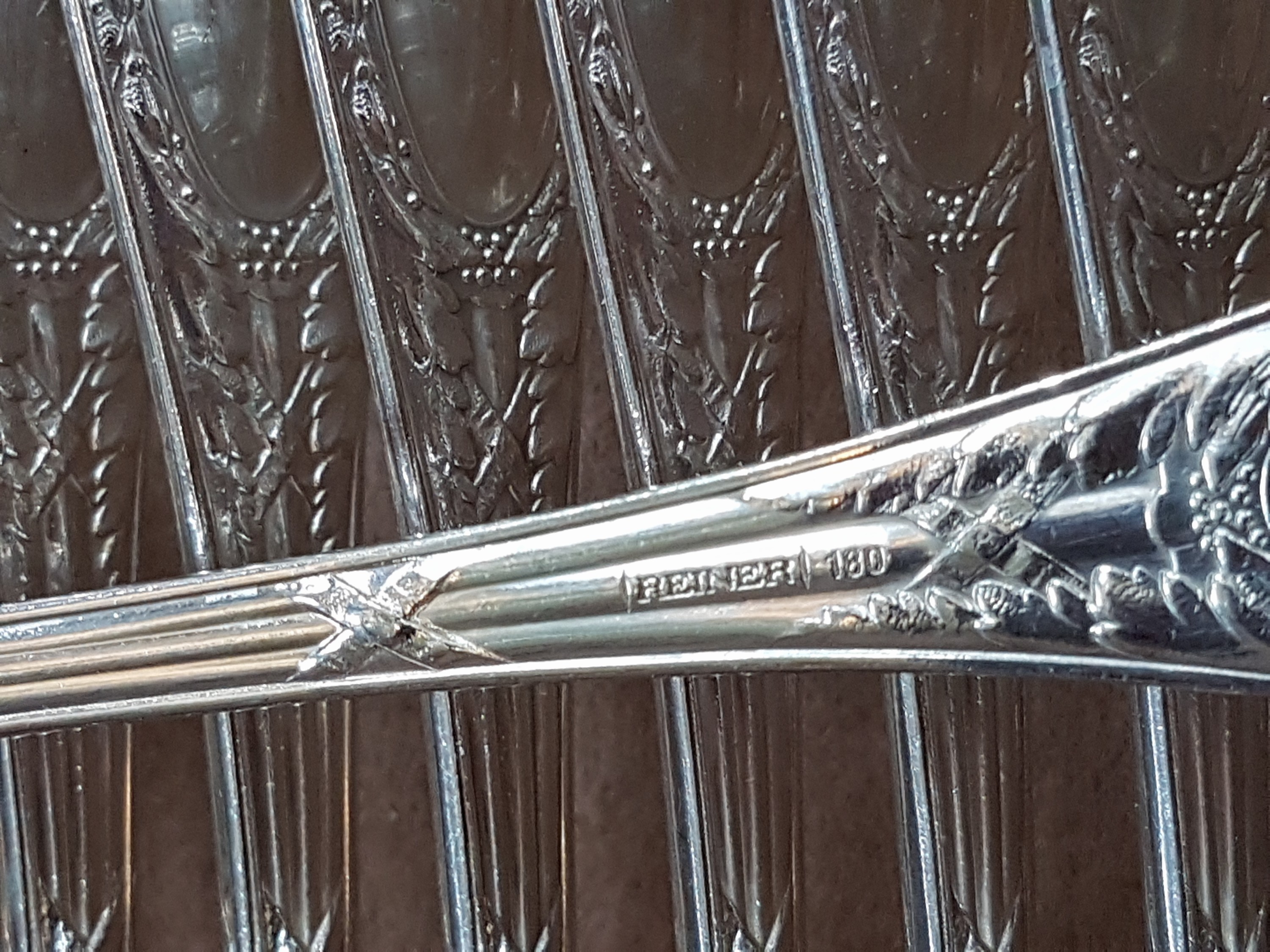 Detail j: Umfangreiches Tafelbesteck, Gebrüder Reiner, klassizistischer Dekor, für 12 Personen, dazu Besteckkasten, Eichefurnier, versilbert 180er-Auflage, ...