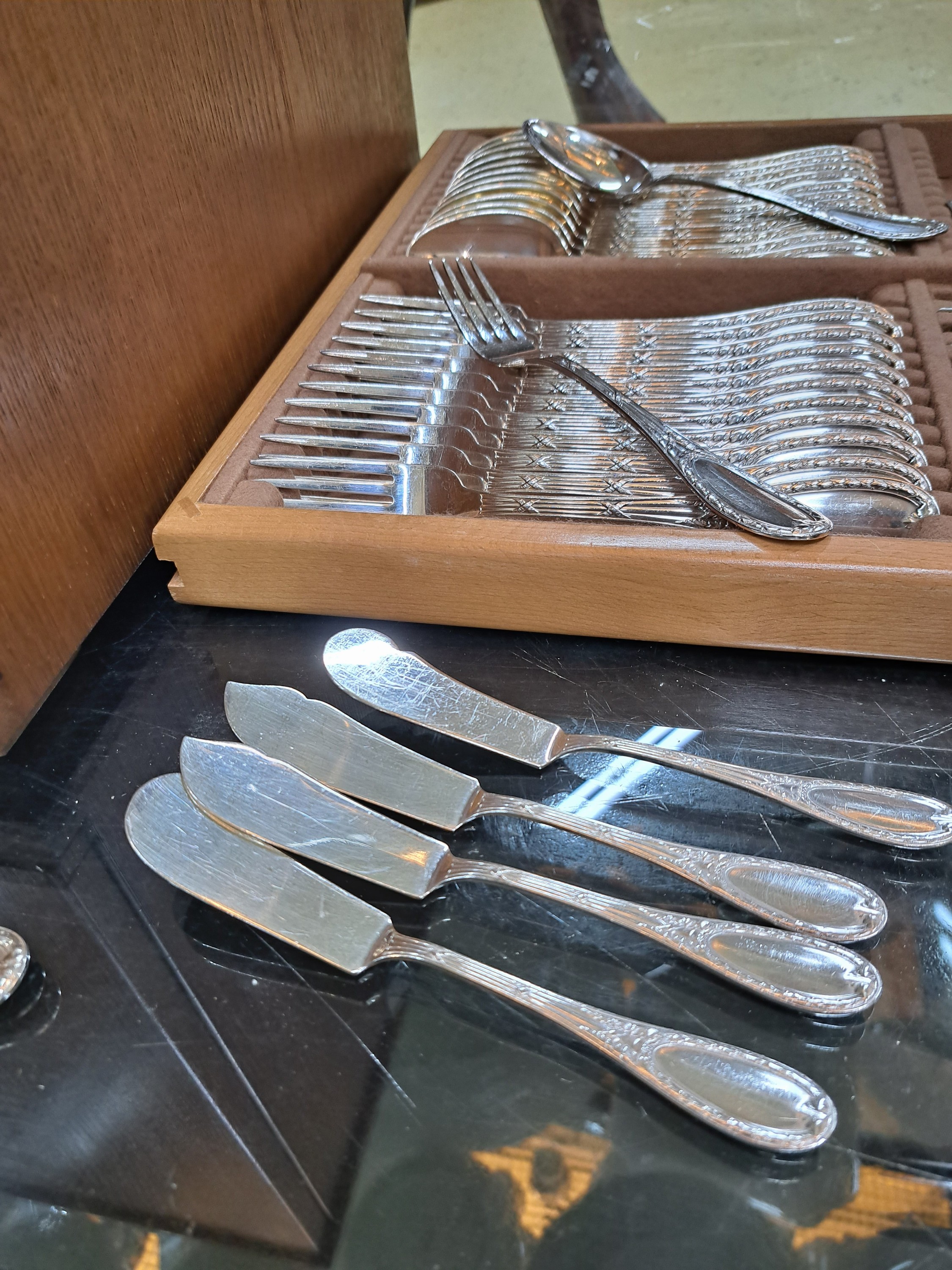 Detail m: Umfangreiches Tafelbesteck, Gebrüder Reiner, klassizistischer Dekor, für 12 Personen, dazu Besteckkasten, Eichefurnier, versilbert 180er-Auflage, ...