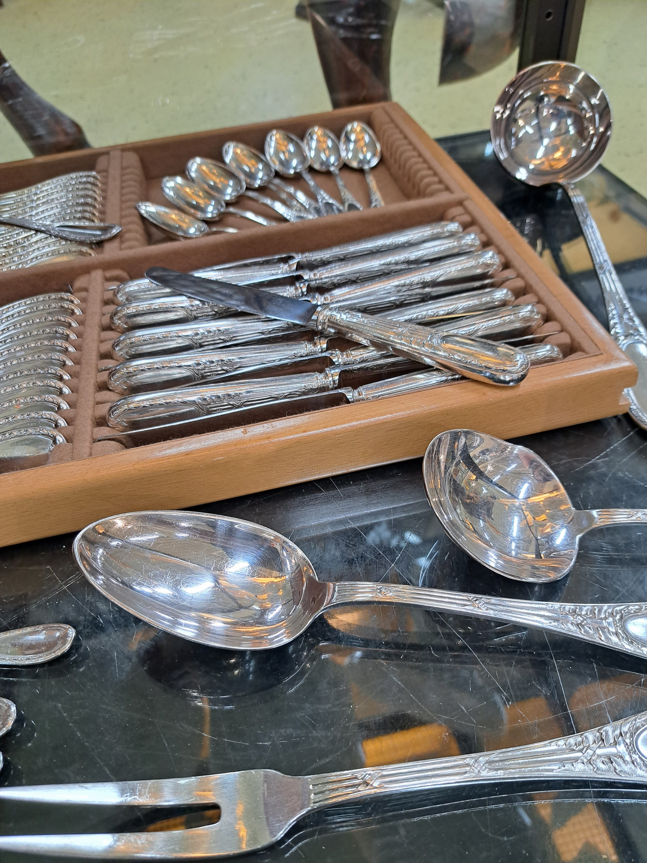 Detail n: Umfangreiches Tafelbesteck, Gebrüder Reiner, klassizistischer Dekor, für 12 Personen, dazu Besteckkasten, Eichefurnier, versilbert 180er-Auflage, ...
