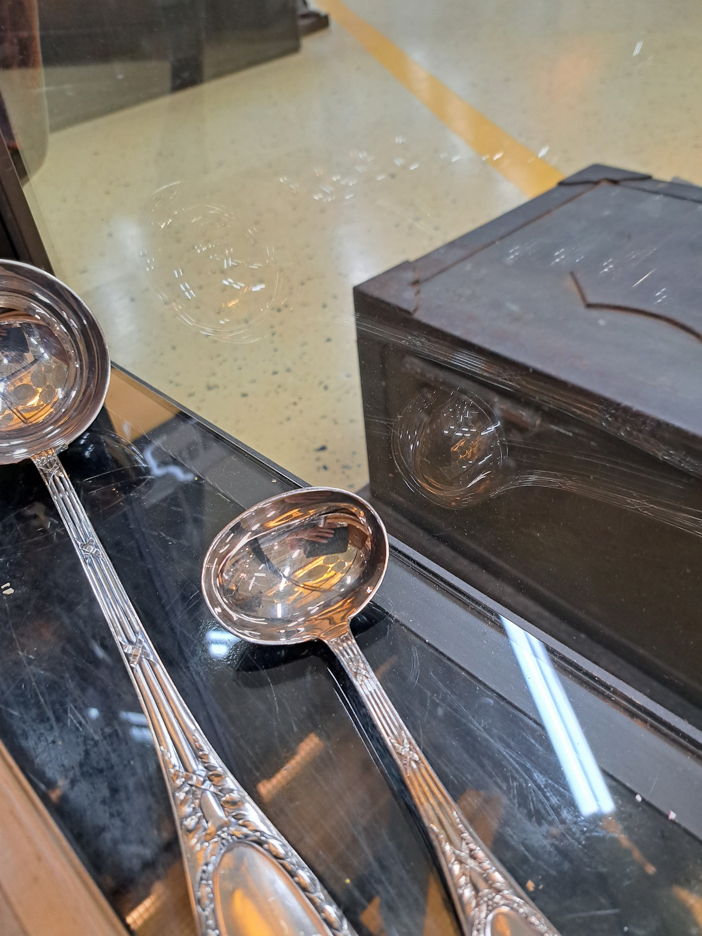 Detail o: Umfangreiches Tafelbesteck, Gebrüder Reiner, klassizistischer Dekor, für 12 Personen, dazu Besteckkasten, Eichefurnier, versilbert 180er-Auflage, ...