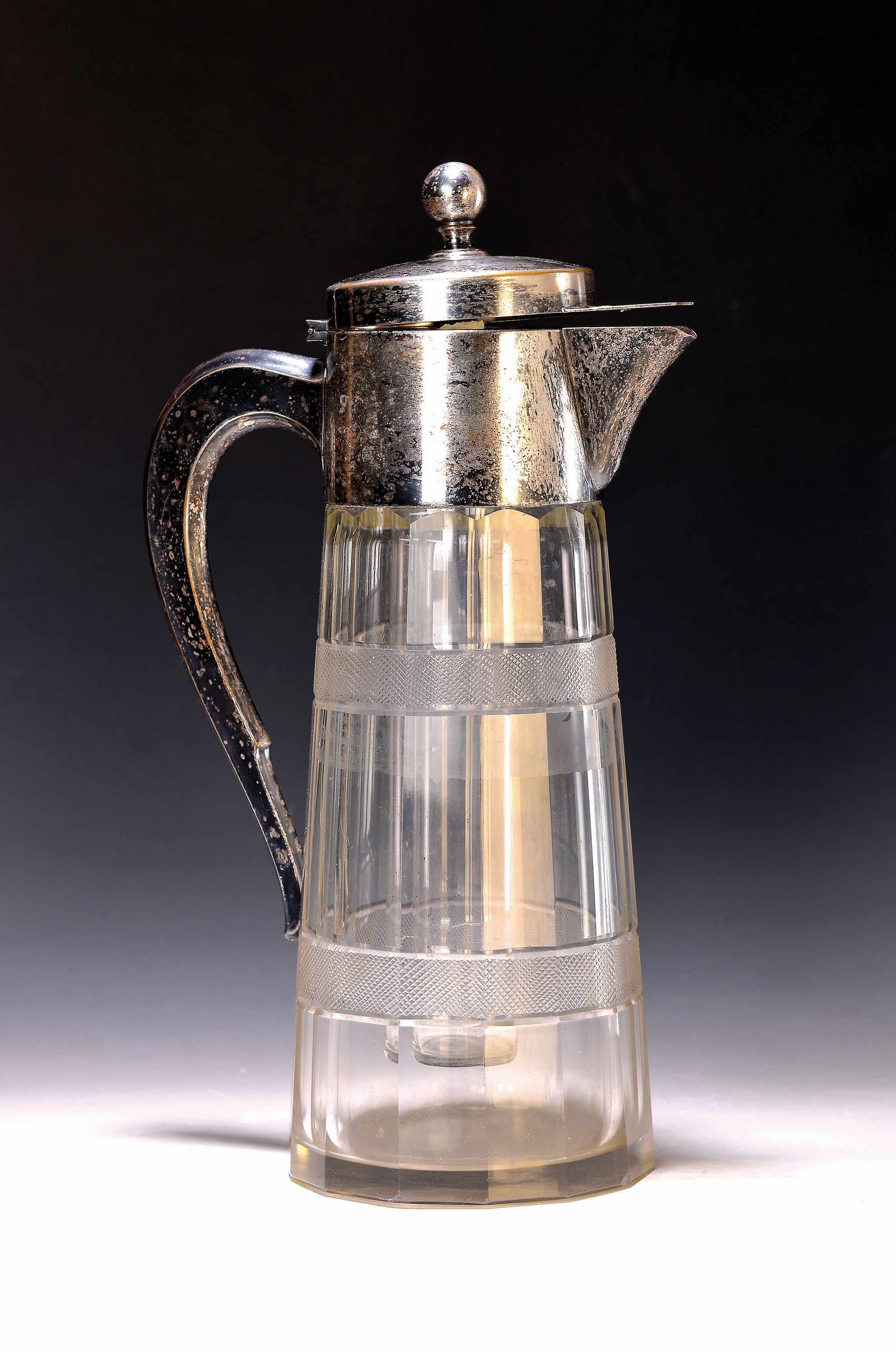 Großer Henkelkrug, wohl WMF, 1.Hälfte 20.Jh., farbloses Glas, geschliffen und geschnitten, Silbermontur, mit Glaseinsatz, umgemarkt, H. 41 cm
