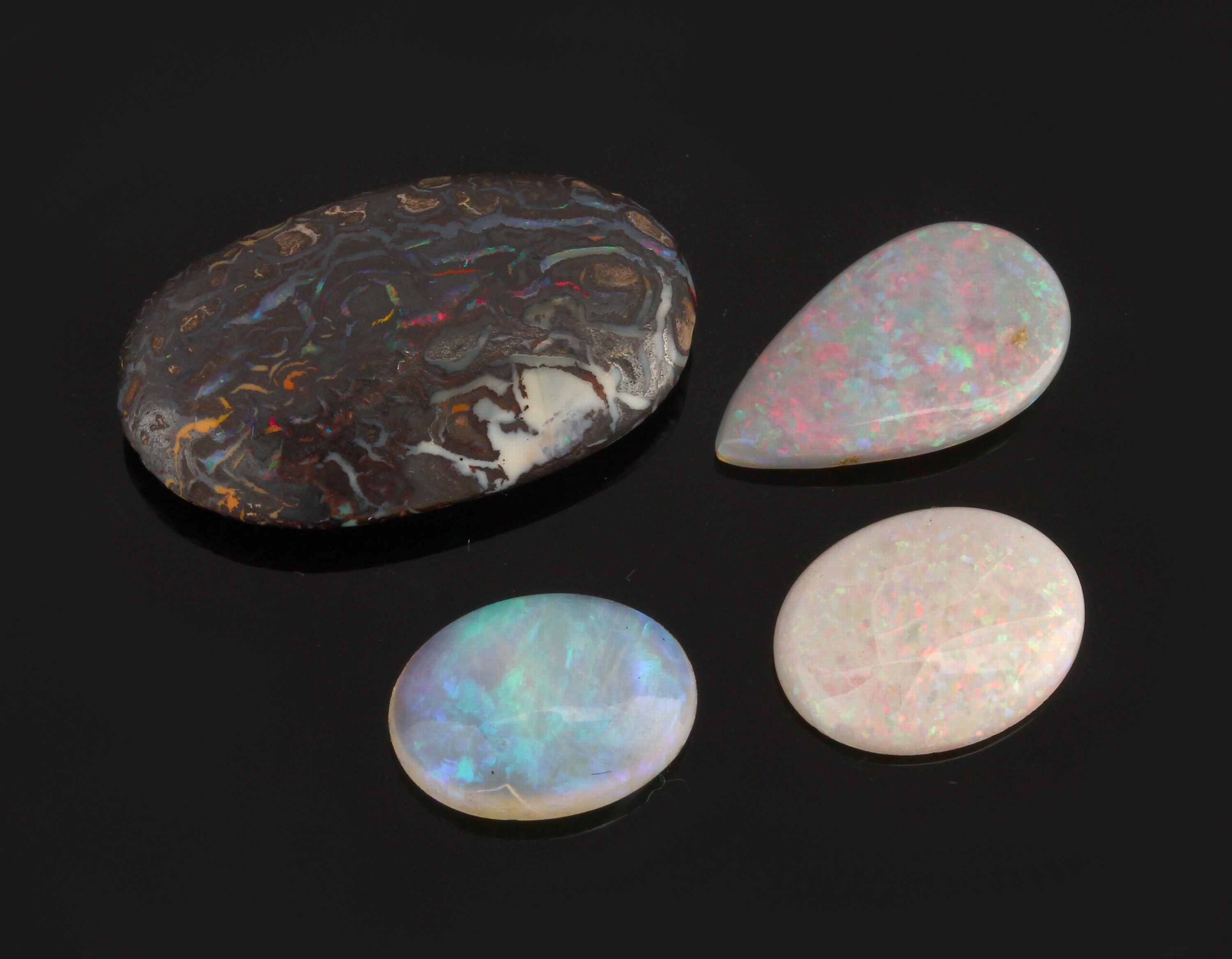 Lot 4 lose Opalcabochons zus. 29.98 ct, 1 x ovaler Boulderopal, 2 x oval, 1 x Tropfen