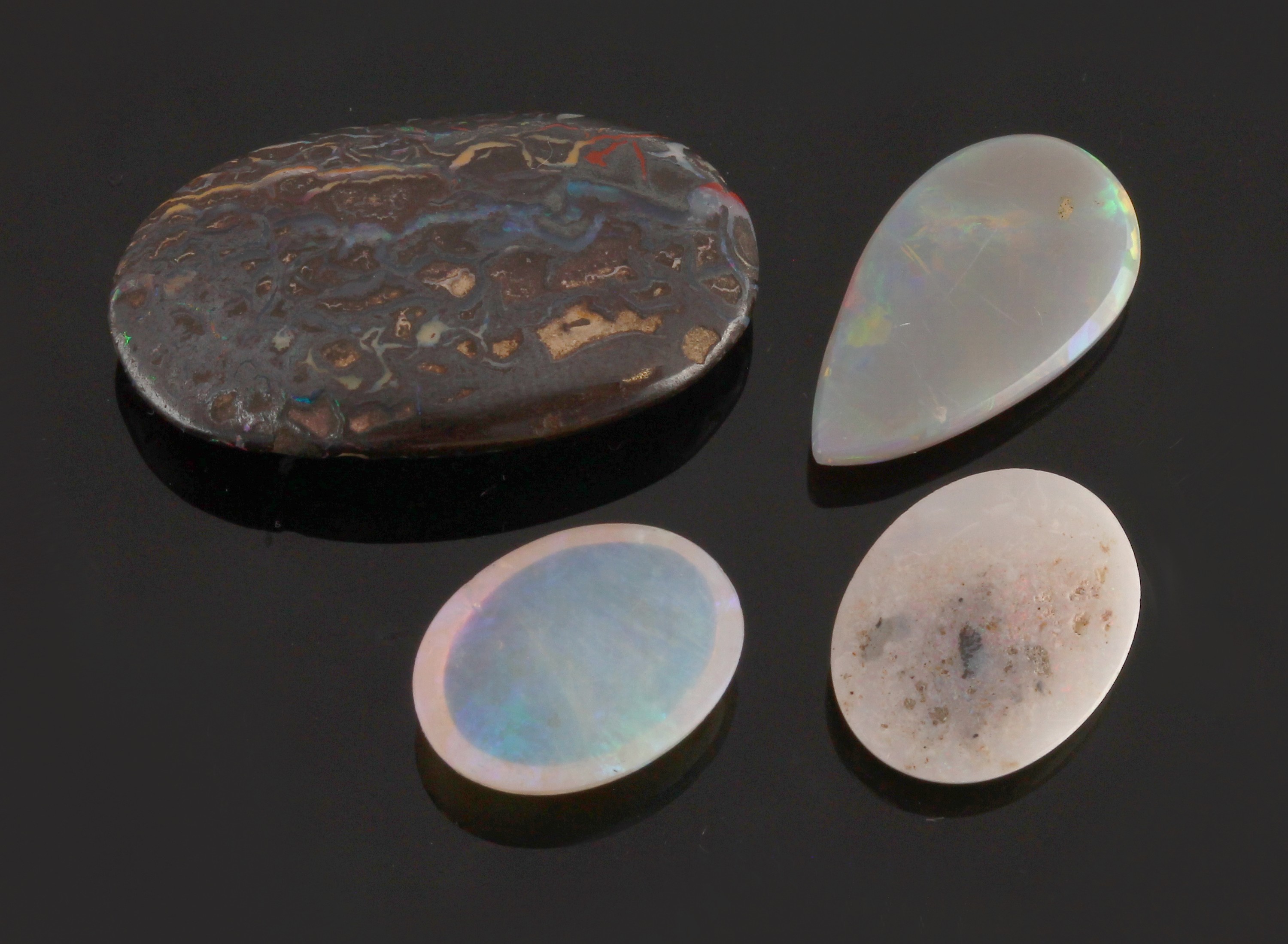 Detail b: Lot 4 lose Opalcabochons zus. 29.98 ct, 1 x ovaler Boulderopal, 2 x oval, 1 x Tropfen