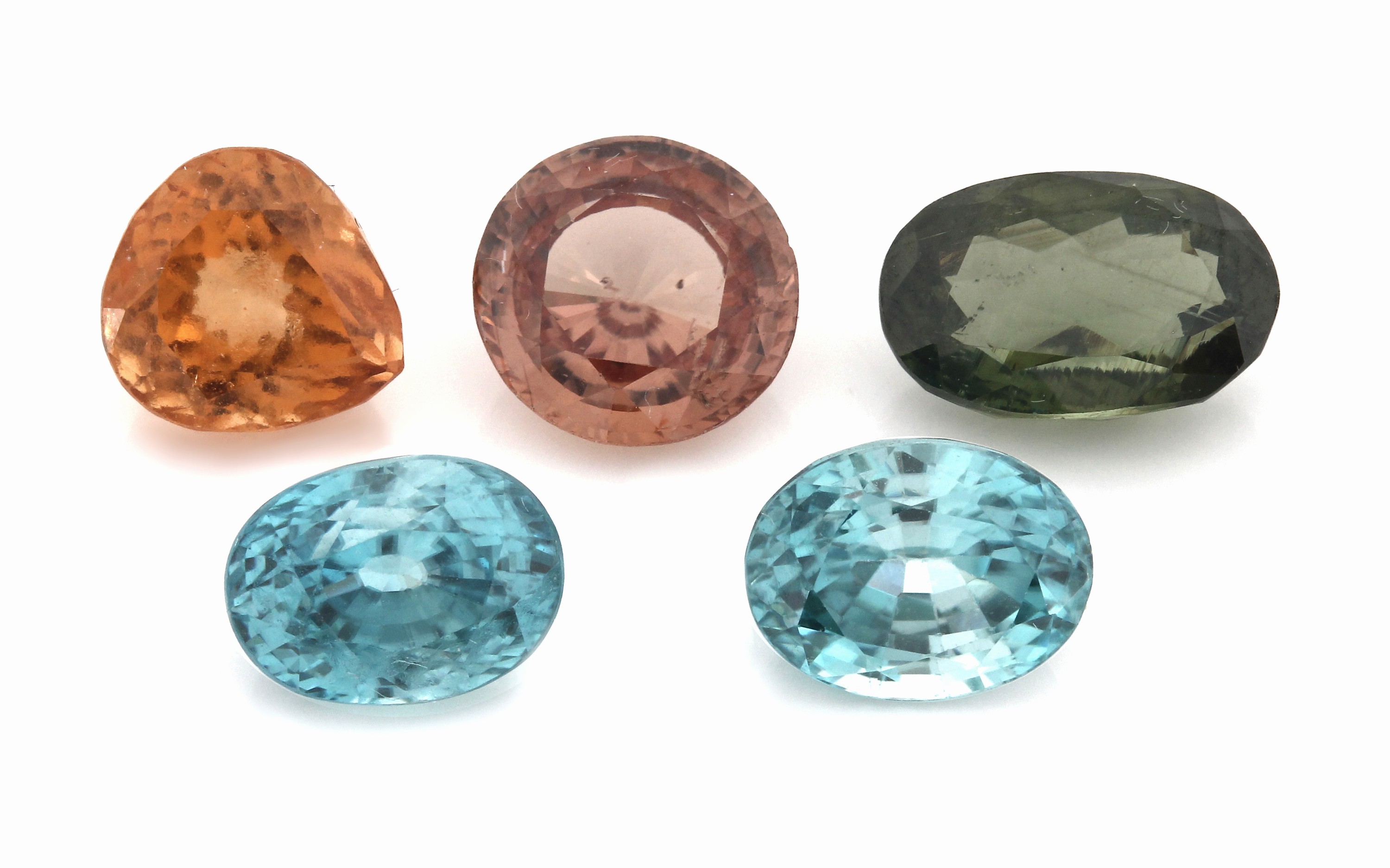 Lot 5 lose facett. Zirkone zus. 16.59 ct, 2 x Blau, oval, 1 x Grün, oval, 1 x Rose, rund, 1 x Orange, Tropfen