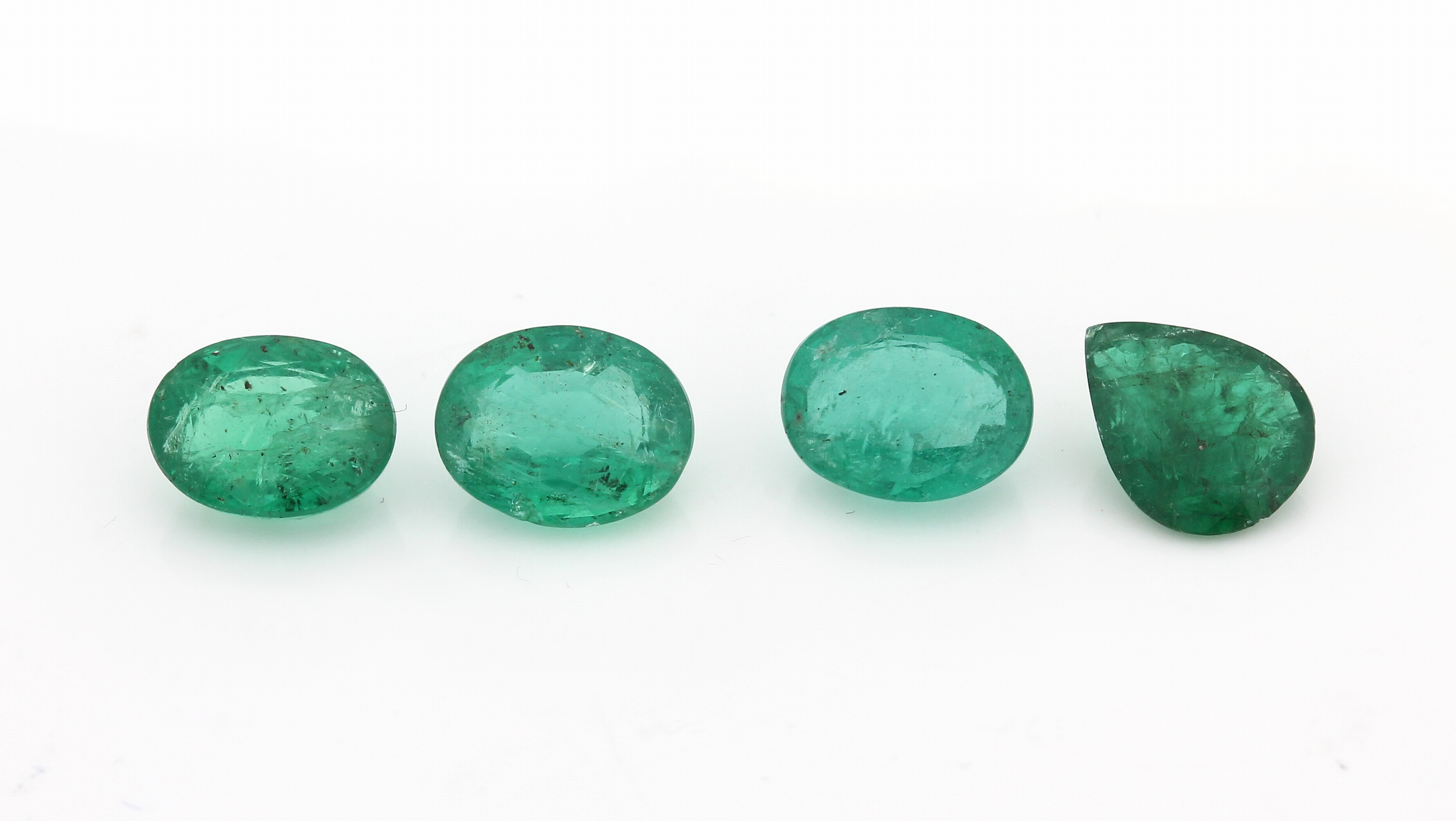 Lot 4 lose facett. Smaragde, zus. 7.28 ct, 3 x oval, 1 x Tropfen