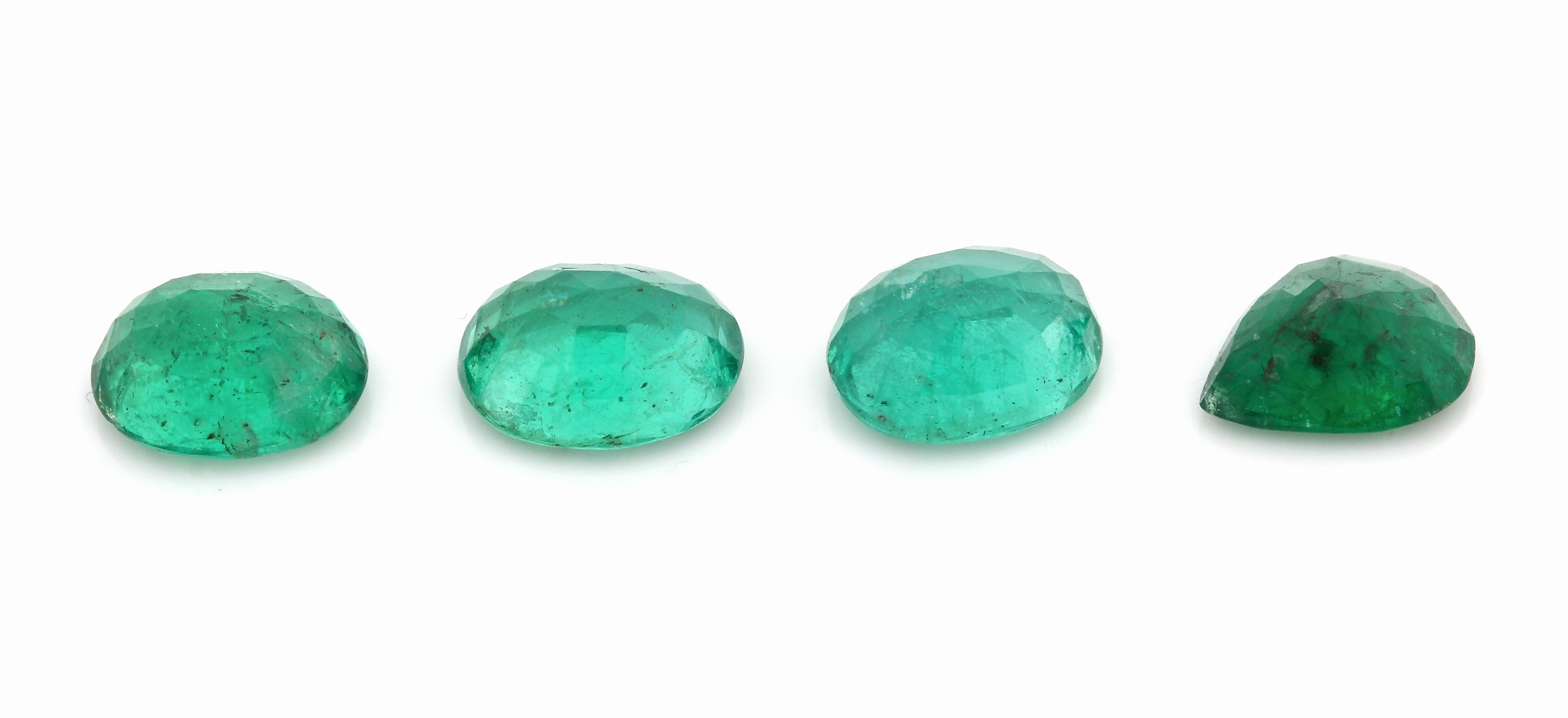 Detail a: Lot 4 lose facett. Smaragde, zus. 7.28 ct, 3 x oval, 1 x Tropfen