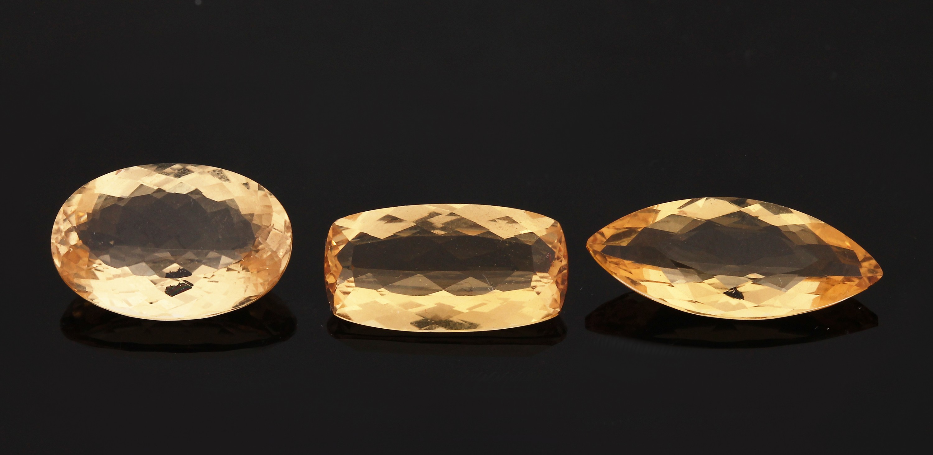 Detail b: Lot 3 lose facett. Goldberylle, zus. 15.18 ct,1 x oval, 1 x Navette, 1 x Baguette