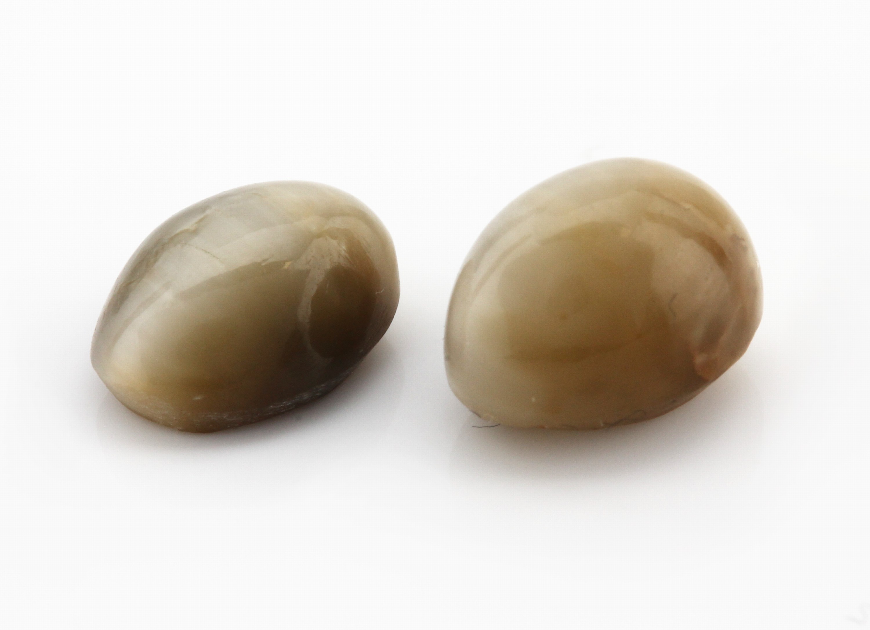 Detail a: Lot 2 lose ovale Katzenaugencabochons, zus. 10.66 ct, ca. 1 x 0.7 cm, 1.2 x 0.9 cm