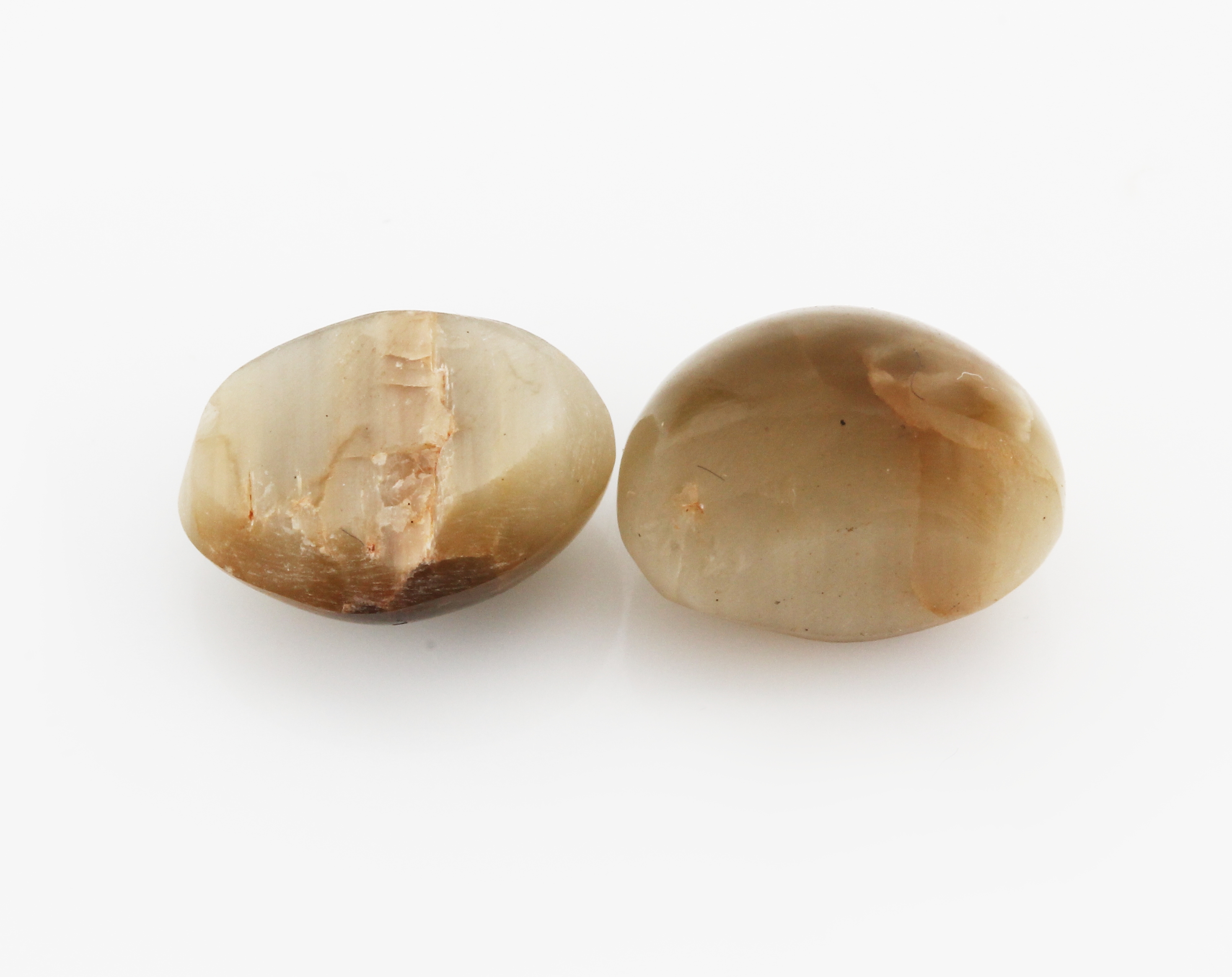 Detail b: Lot 2 lose ovale Katzenaugencabochons, zus. 10.66 ct, ca. 1 x 0.7 cm, 1.2 x 0.9 cm