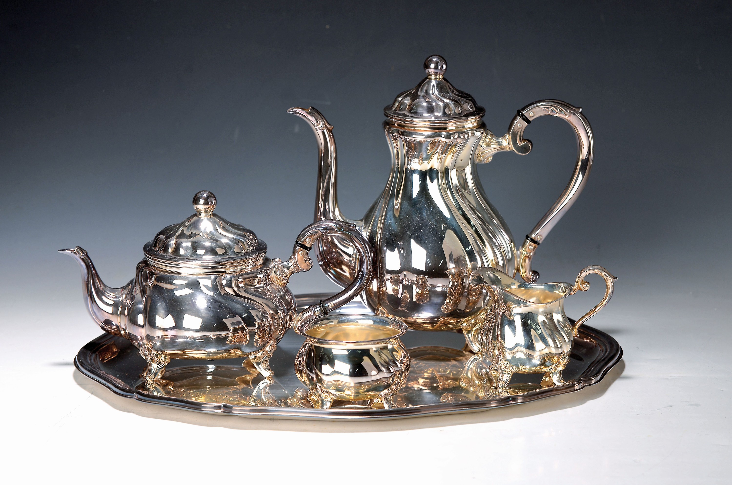 Kaffee- und Teeset aus Silber, deutsch, Jakob Grimminger, Schwäbisch Gmünd, 30er Jahre, 835er Silber, barockisierend godronierter Dekor, ...