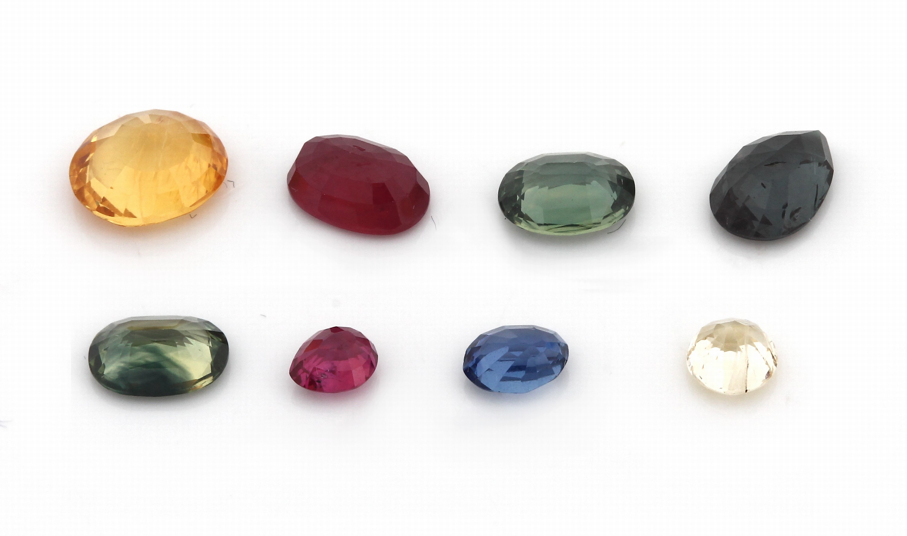 Detail a: Lot 8 lose facett. Saphire und Rubine, zus. 4.17 ct, in versch. Formen, Farben und Größen
