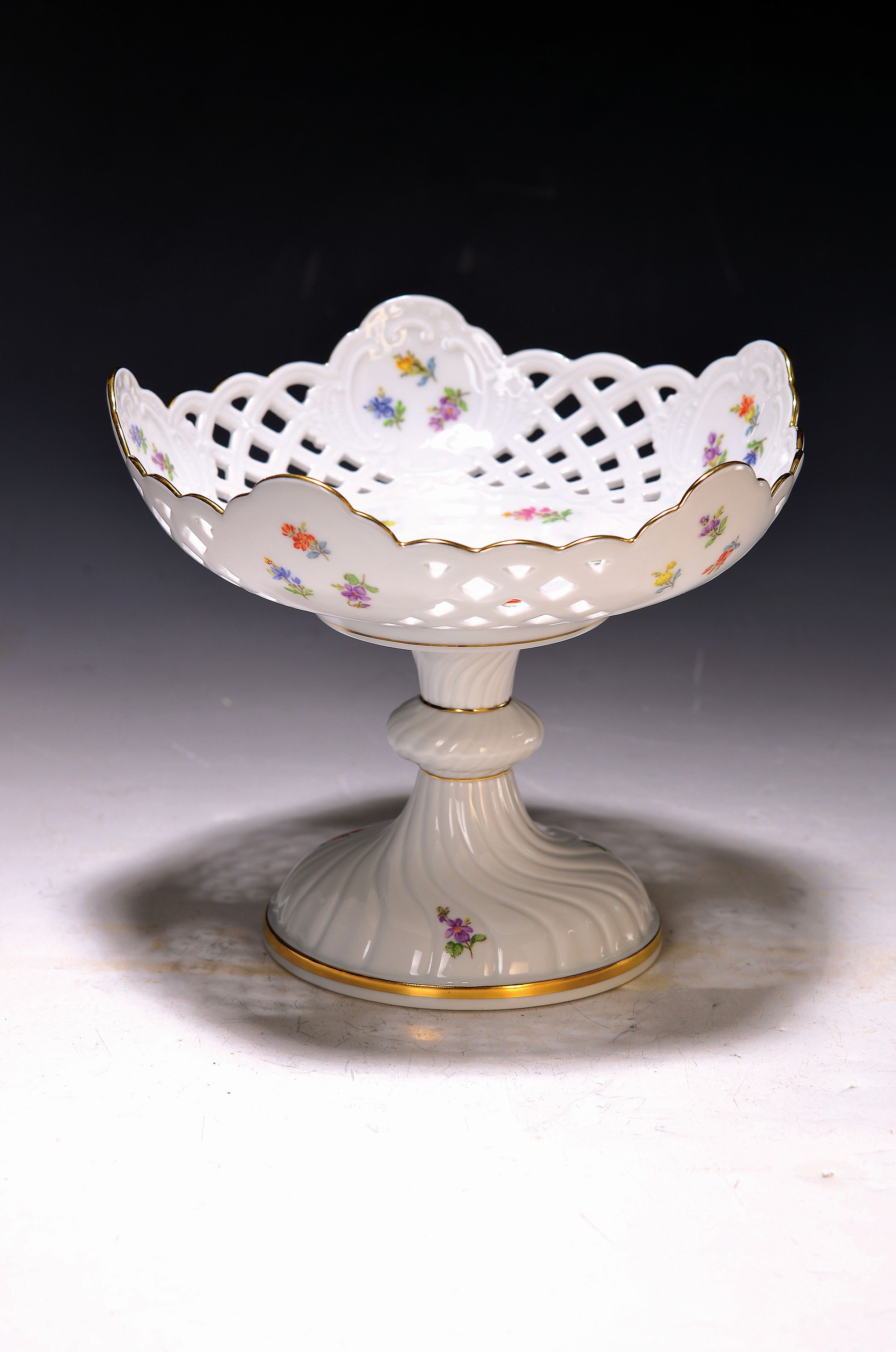 Fußschale, Meissen, 20.Jh., Porzellan, Streublümchen, Goldrand, D. 19 cm, H. 16 cm