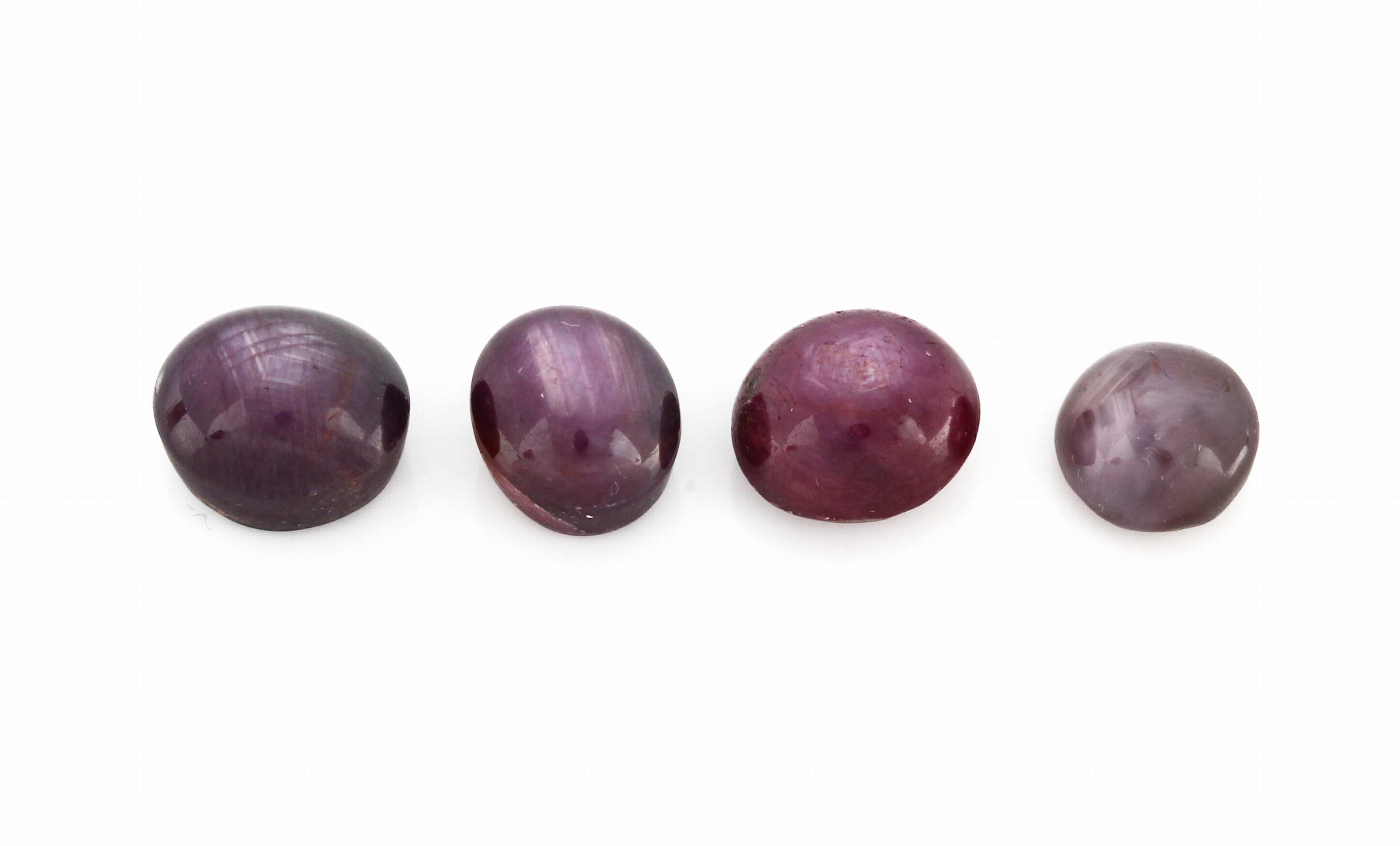 Lot 4 lose Sternrubin Cabochons, zus. 36.76 ct, 12 x 10 x 7 mm, 12 x 9 x 8 mm, 10 x 9 x 7 mm, 9 x 10 x 6 mm, (besch.)