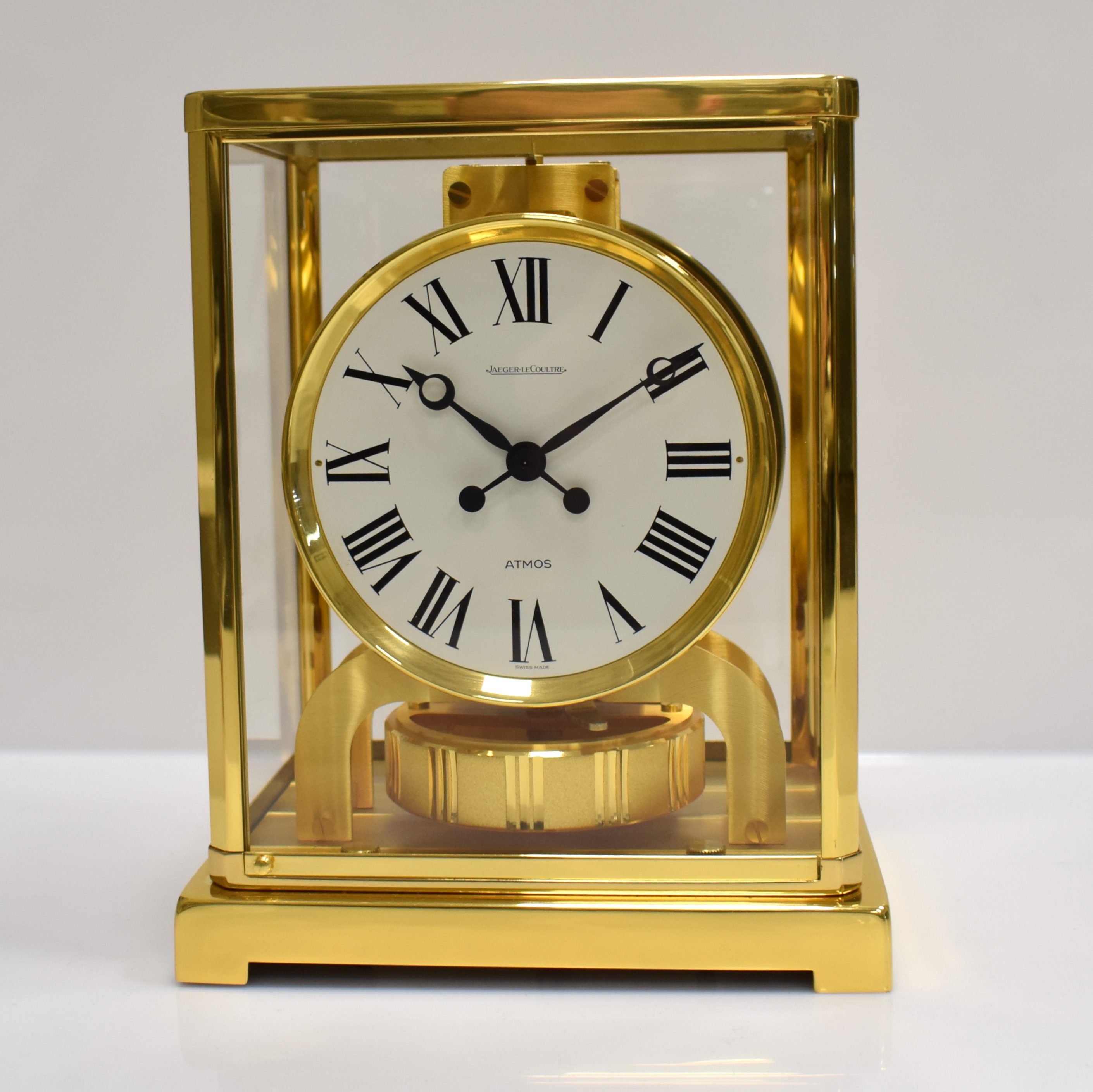 Detail a: Jaeger-LeCoultre Drehpendel-Tischuhr Atmos Classic, Schweiz um 1980, verg., 5-seitig vergl. Geh., nach vorn zu öffnen durch Glastür, weißes ...