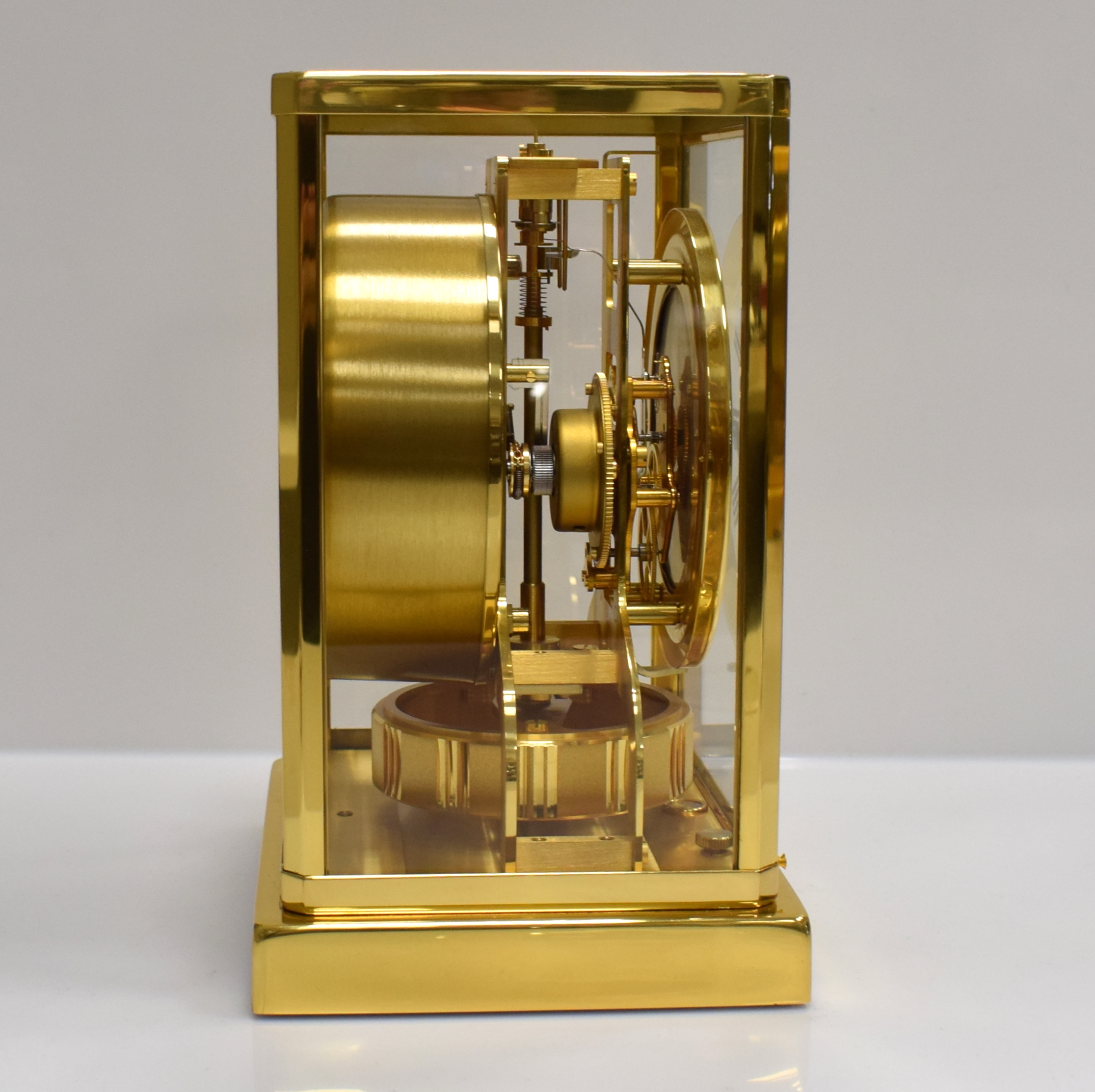 Detail b: Jaeger-LeCoultre Drehpendel-Tischuhr Atmos Classic, Schweiz um 1980, verg., 5-seitig vergl. Geh., nach vorn zu öffnen durch Glastür, weißes ...