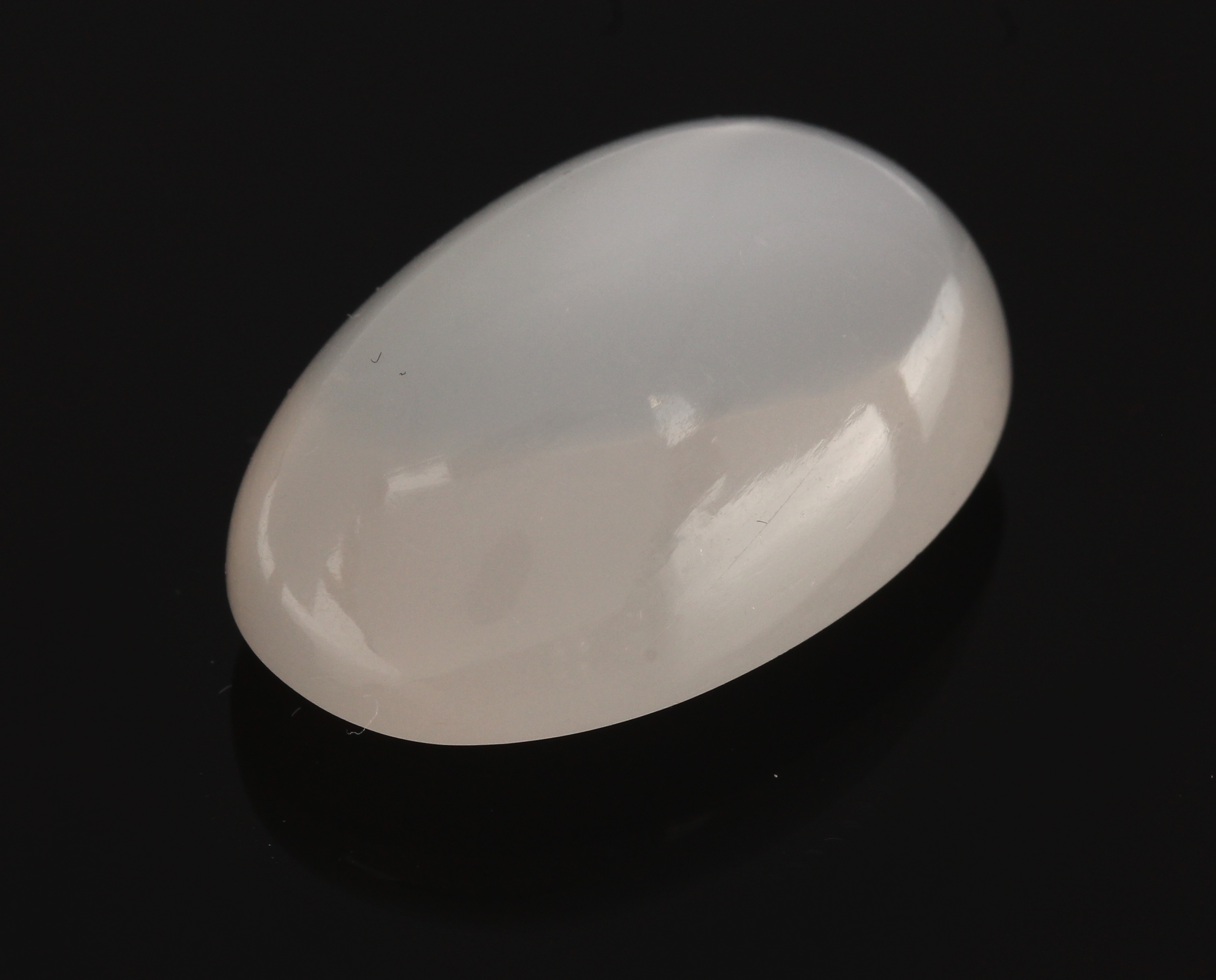Detail b: Loser ovaler Mondsteincabochon, 34.39 ct, 26 x 18 x 12 mm