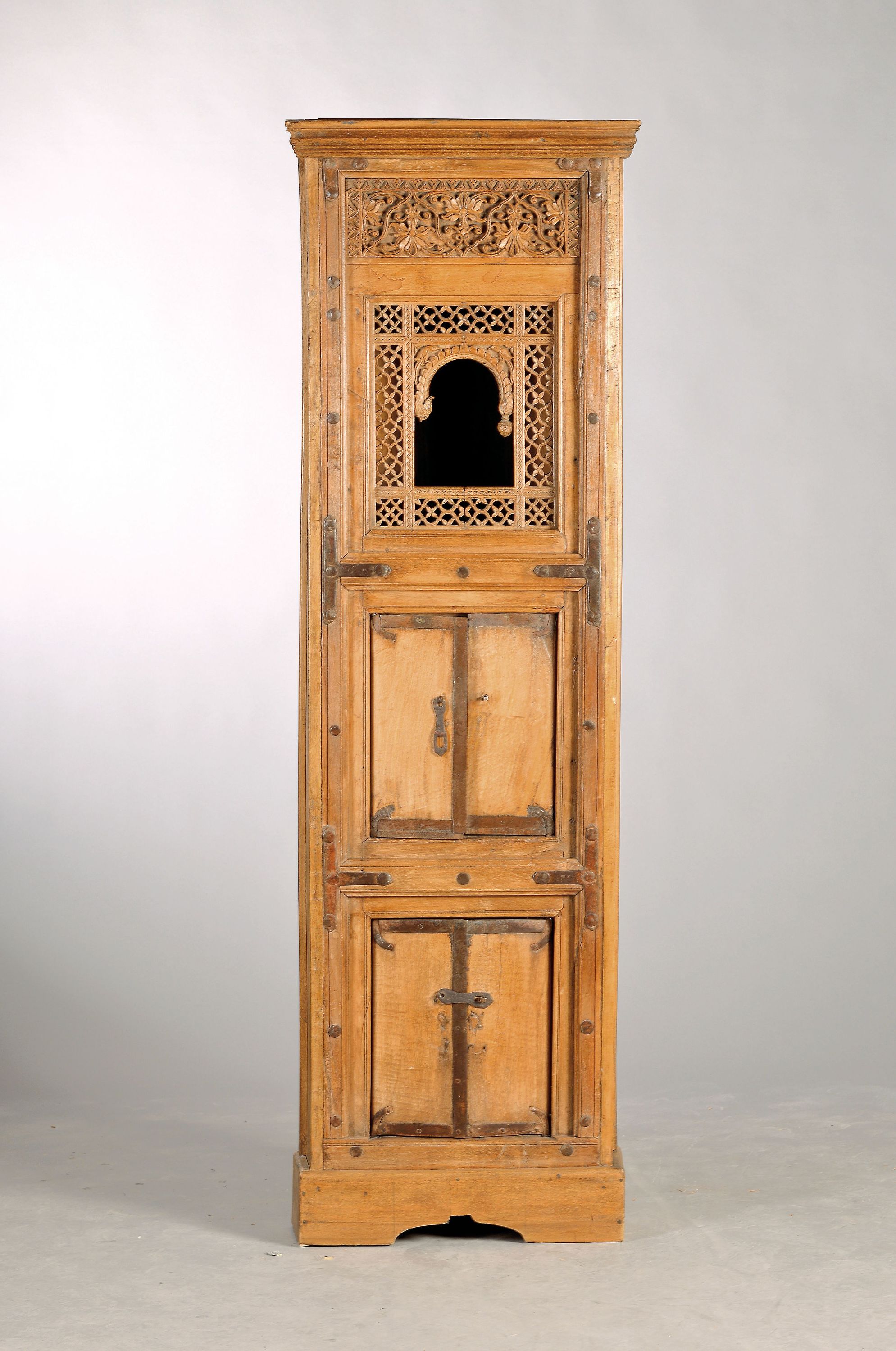 Kleiner barockisierender Eckschrank, iberisch, 19.Jh., Eiche massiv, Eisenbeschläge, ornamentaler Schnitzdekor, 1 Schlüssel, ca. 182x57x55 cm