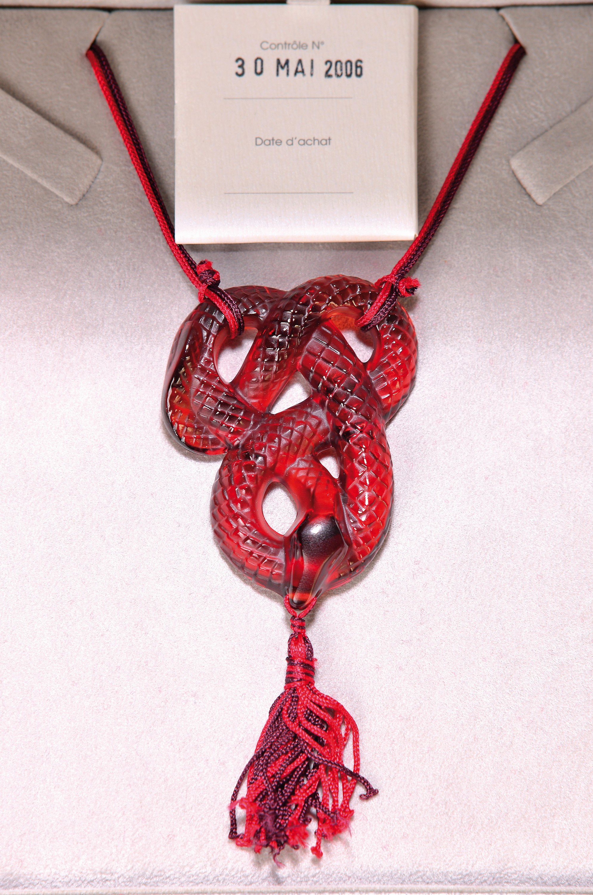 Collier Serpent Rouge, Lalique, 20.Jh., rotes Kristallglas in Form einer vielfach gewunden Schlange, z.T. strukturiert, rot- schwarze Seidenquaste im ...
