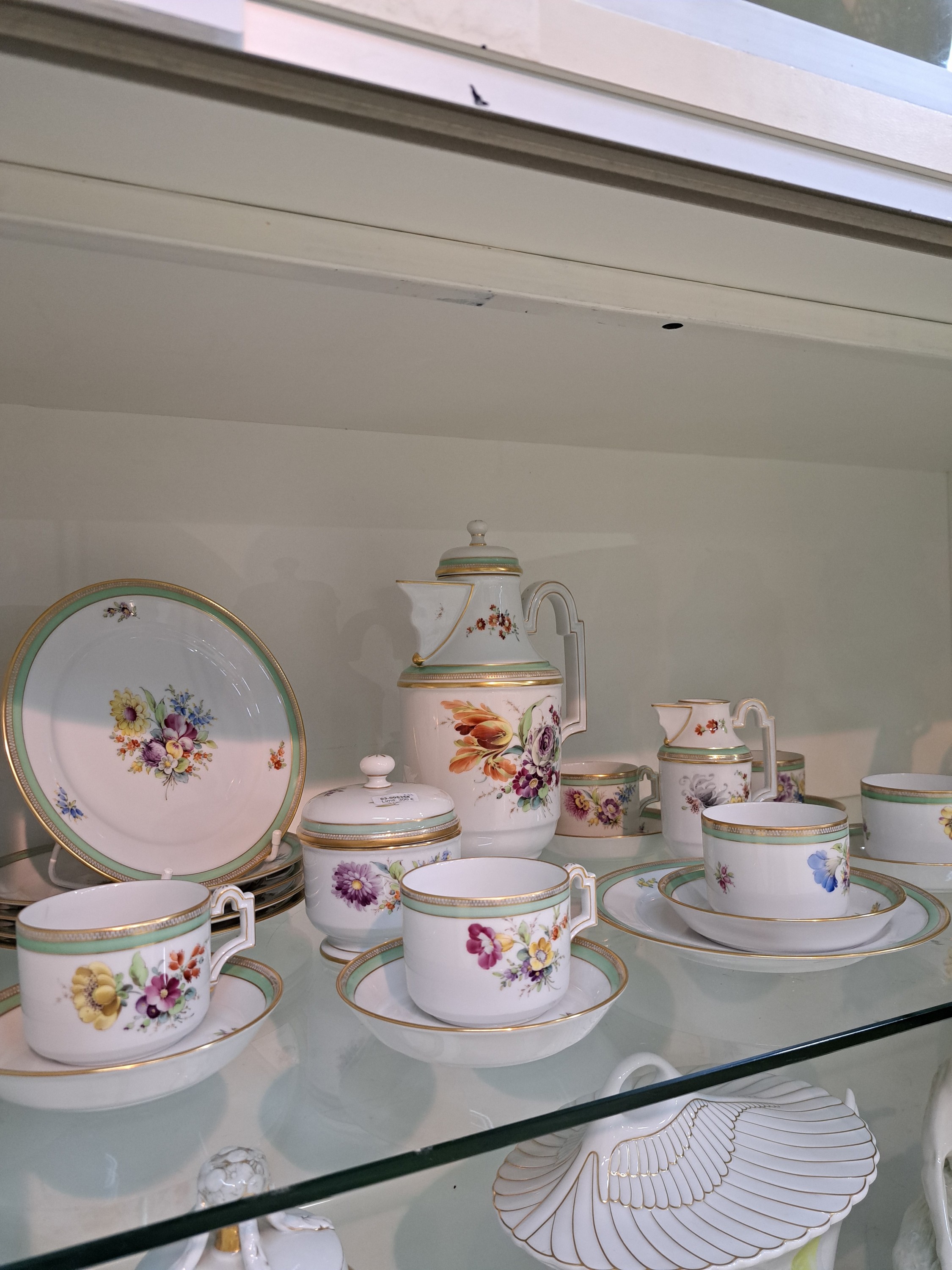 Detail a: Kaffeeservice, Höchst, Dekor Schloß Mainz, signiert Ilona Bräsicke, Porzellan, Empirestil mit mintgrünen und goldenen Rändern, bunt bemalt mit ...
