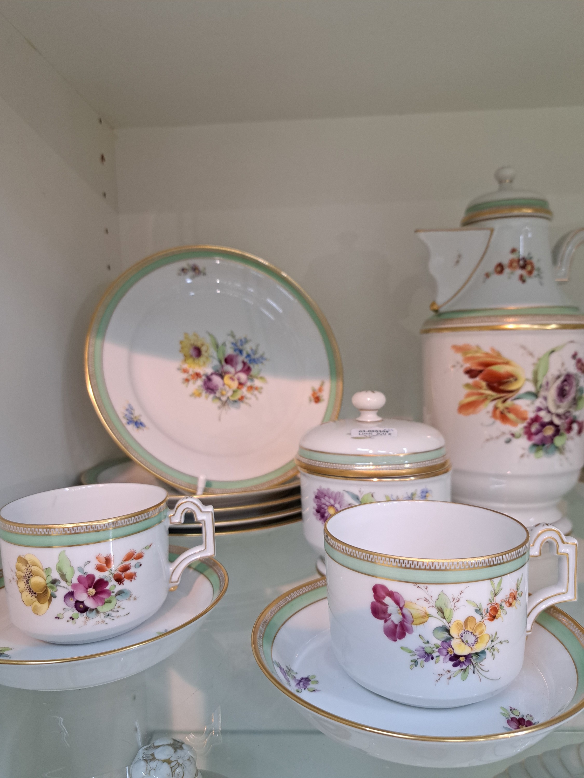 Detail b: Kaffeeservice, Höchst, Dekor Schloß Mainz, signiert Ilona Bräsicke, Porzellan, Empirestil mit mintgrünen und goldenen Rändern, bunt bemalt mit ...