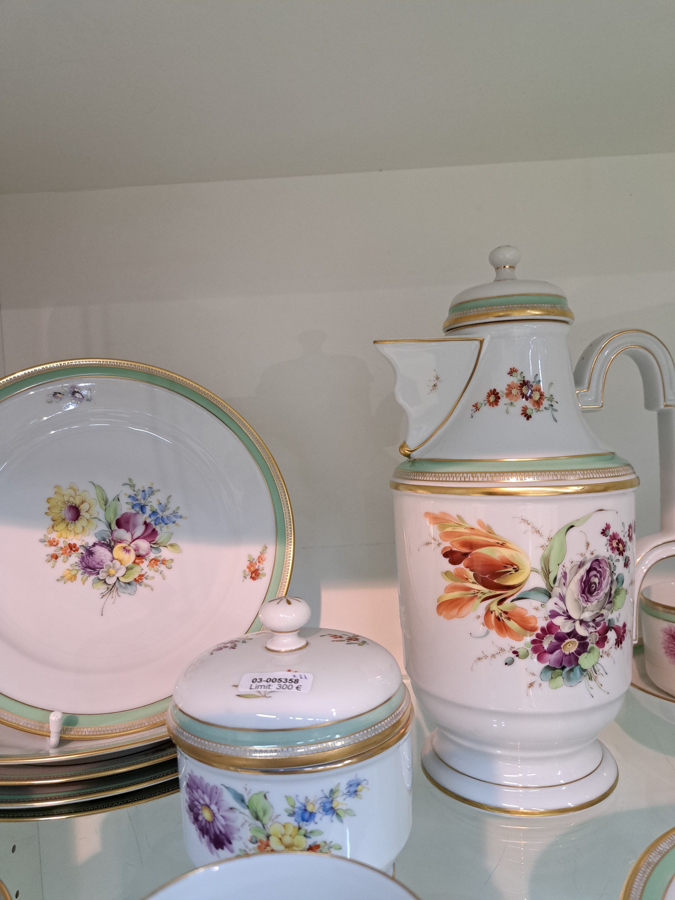 Detail c: Kaffeeservice, Höchst, Dekor Schloß Mainz, signiert Ilona Bräsicke, Porzellan, Empirestil mit mintgrünen und goldenen Rändern, bunt bemalt mit ...