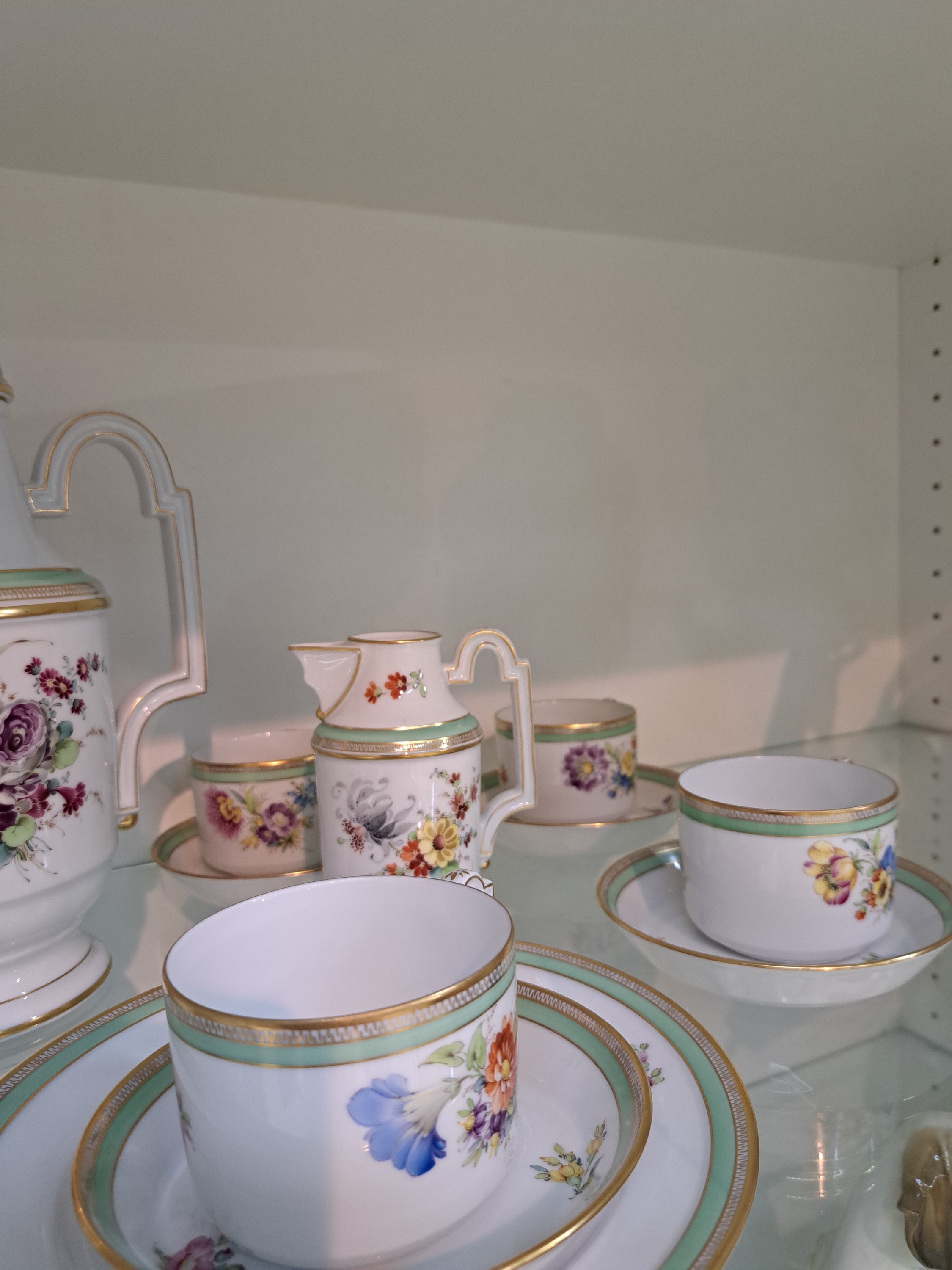 Detail d: Kaffeeservice, Höchst, Dekor Schloß Mainz, signiert Ilona Bräsicke, Porzellan, Empirestil mit mintgrünen und goldenen Rändern, bunt bemalt mit ...