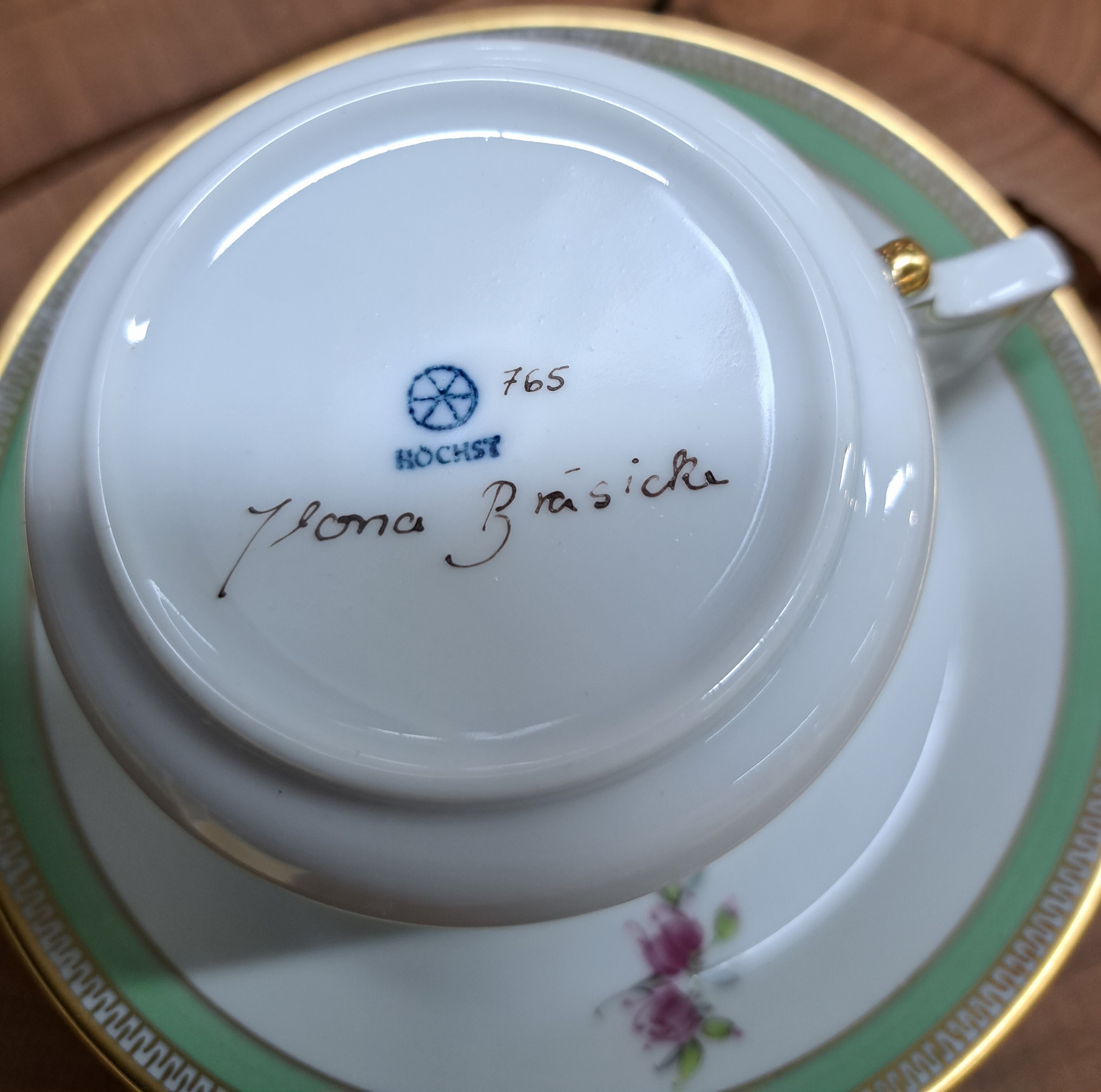 Detail g: Kaffeeservice, Höchst, Dekor Schloß Mainz, signiert Ilona Bräsicke, Porzellan, Empirestil mit mintgrünen und goldenen Rändern, bunt bemalt mit ...
