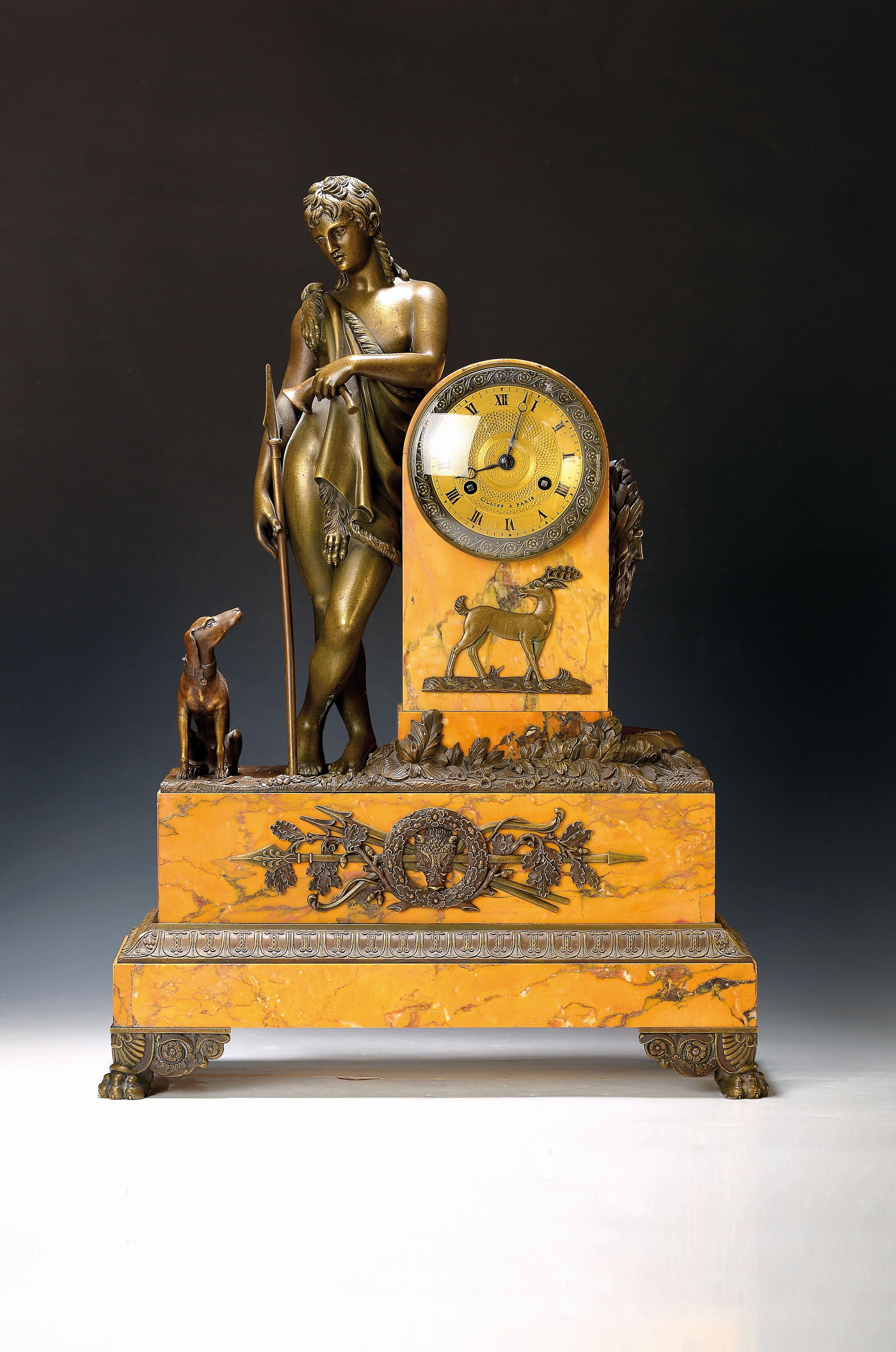 Große Kaminuhr, Frankreich um 1840, Marmor, Thematik Jagd, brünnierte Bronzeeinlagen, im Sockel umlaufender Blattdekor, Tatzenfüße, neben Uhr ...