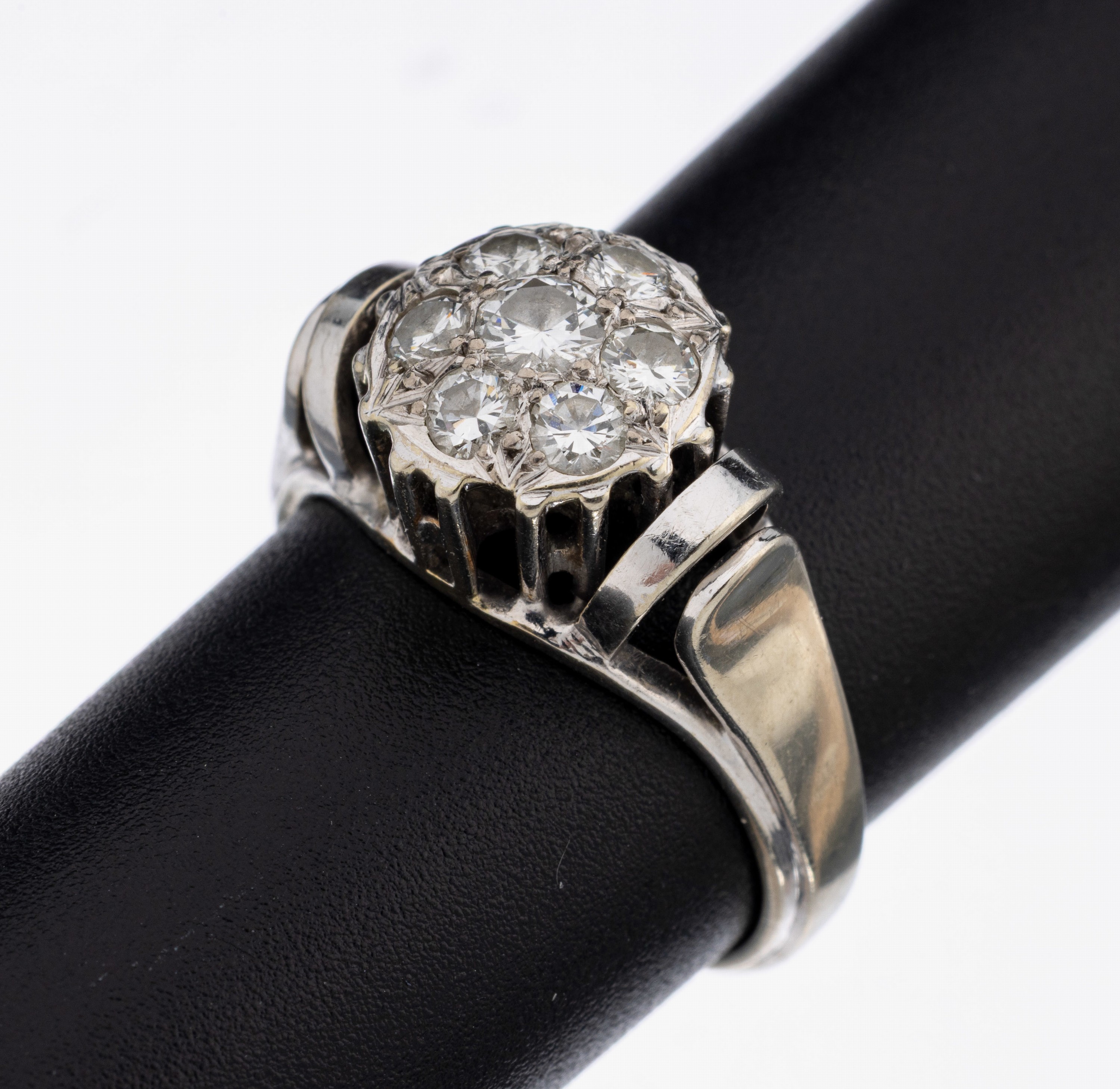 14 kt Gold Diamant-Ring, WG 585/000, runder Ringkopf mit 7 Diamanten zus. ca. 0.45 ct Weiß/si, RW 54, ca. 4.5 g