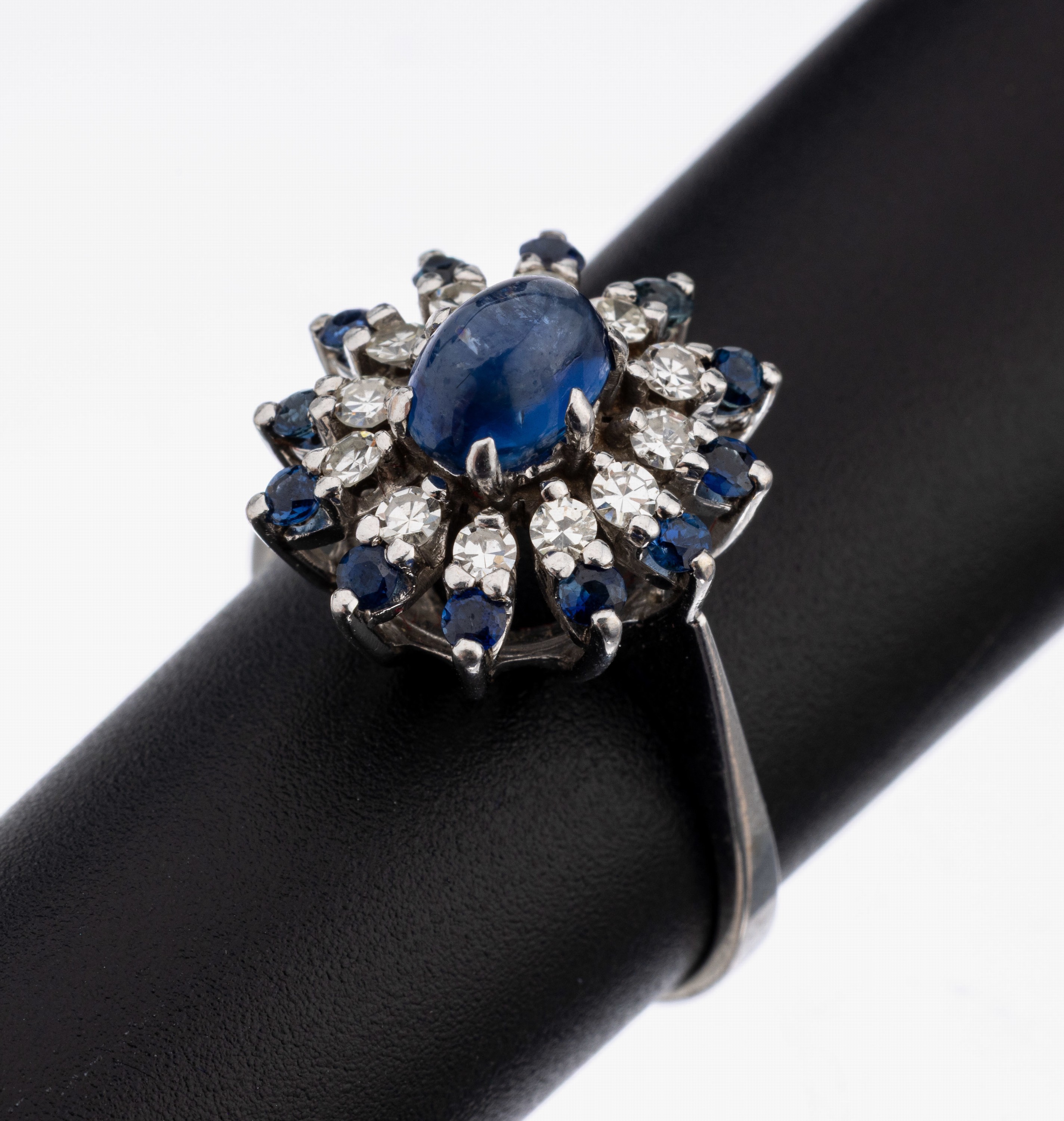 14 kt Gold Saphir-Diamant-Ring, WG 585/000,ovaler Ringkopf, mittig ovaler Saphircabochon ca. 1.0 ct, 12 8/8-Diamanten zus. ca. 0.36 ct Weiß/si, 12 ...