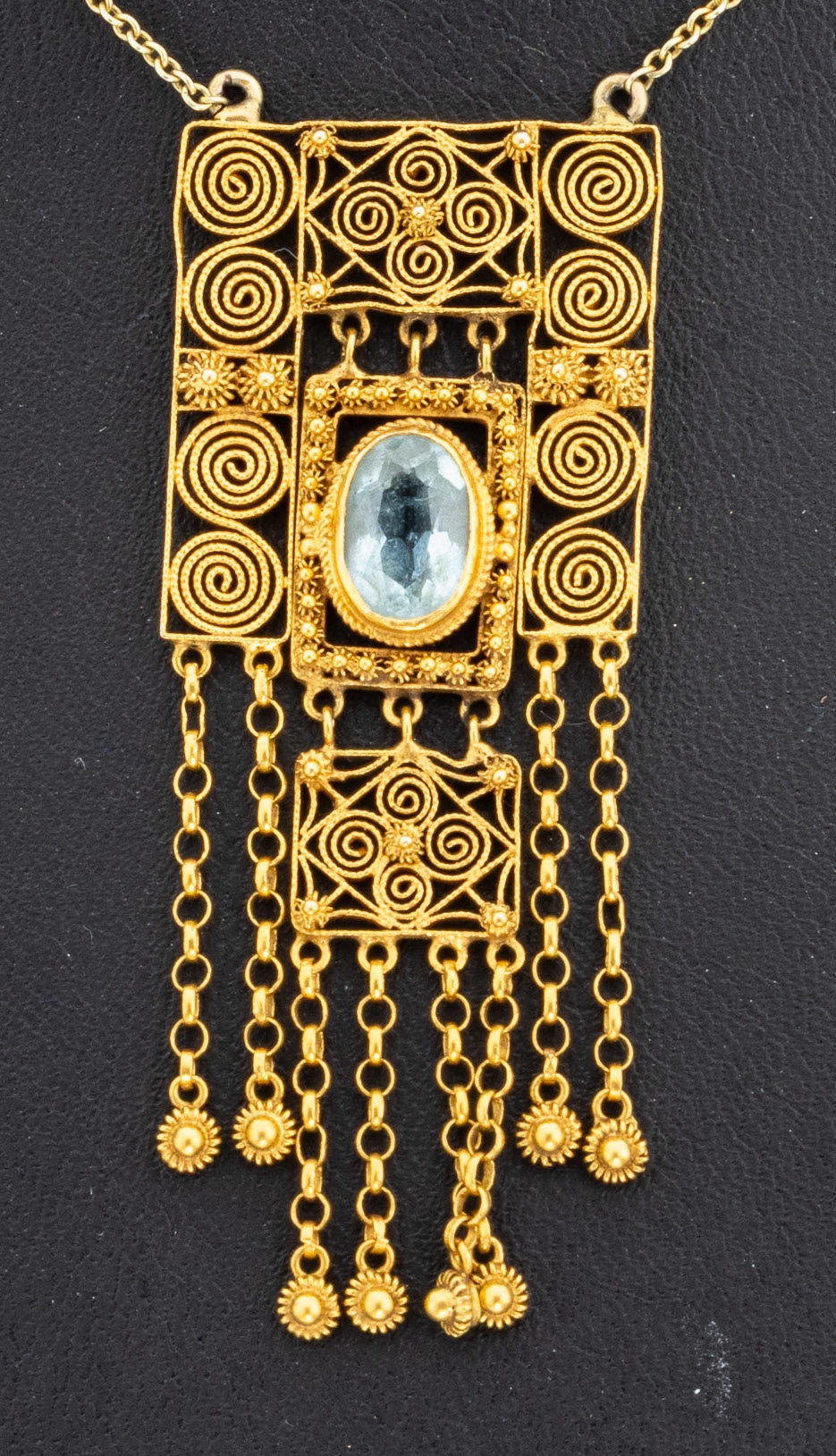 Detail a: 14 kt Gold Aquamarin-Collier, GG 585/000, Anhänger mit spiralförm. Filigran-Drähten, Granulaten und bewegl. Abhängungen, ovalfacett. Aquamarin ...