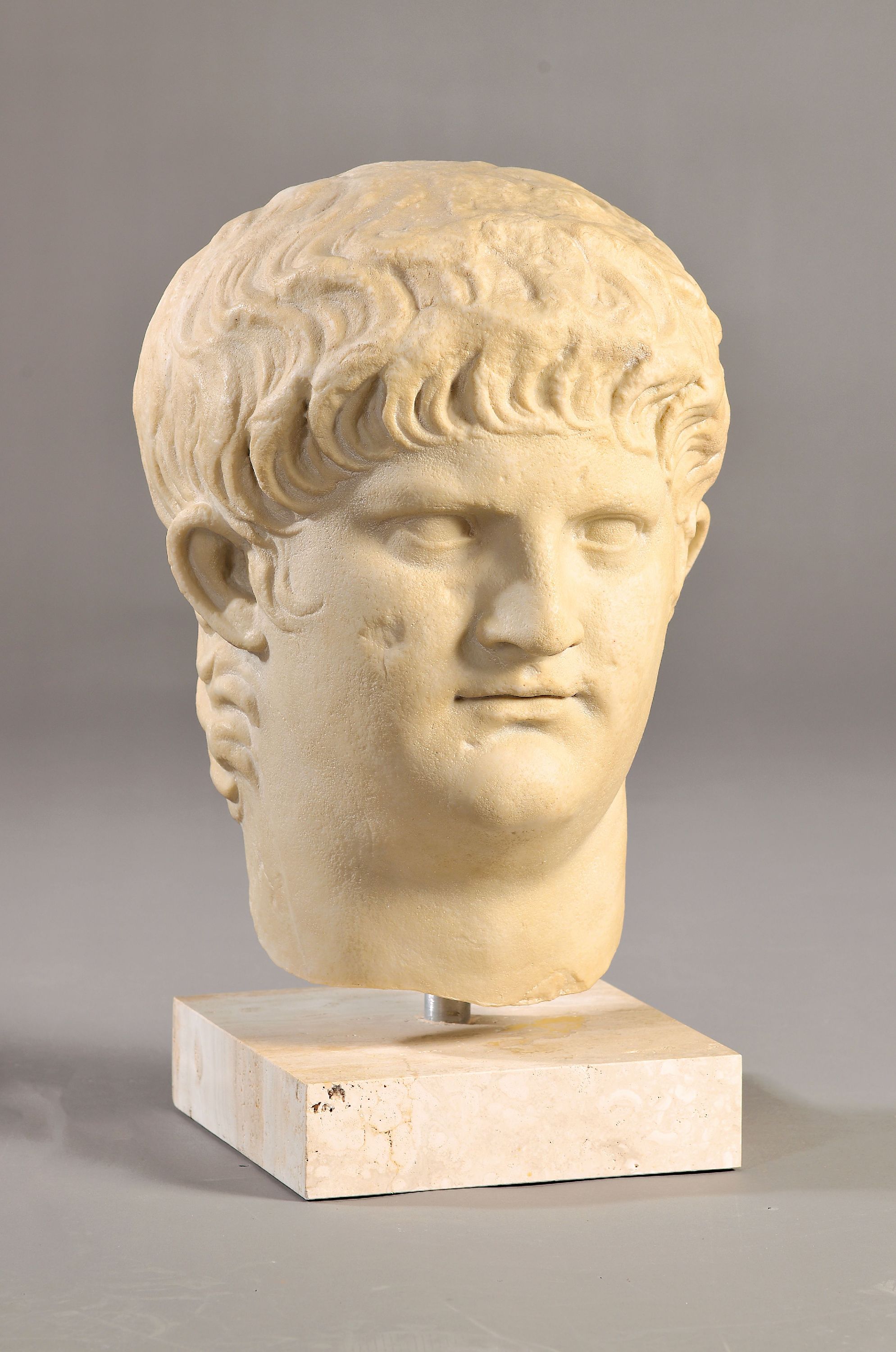 Museumsreplikat: Kolossaler Kopf des Kaisers Nero, Silvano Bertolin (geb. 1938), Abguss aus der Glyptothek München, 2002, Gussmarmor, auf ...