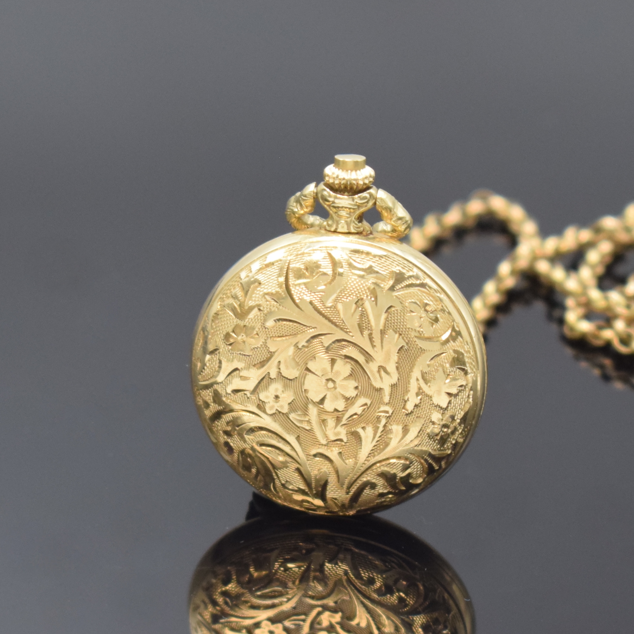 Detail a: BERGANA Savonette Damentaschen-/anhängeuhr in GG 585/000 an Kette in GG 333/000, Schweiz um 1970, Handaufzug, floral grav. Geh., Boden aufgedr., ...
