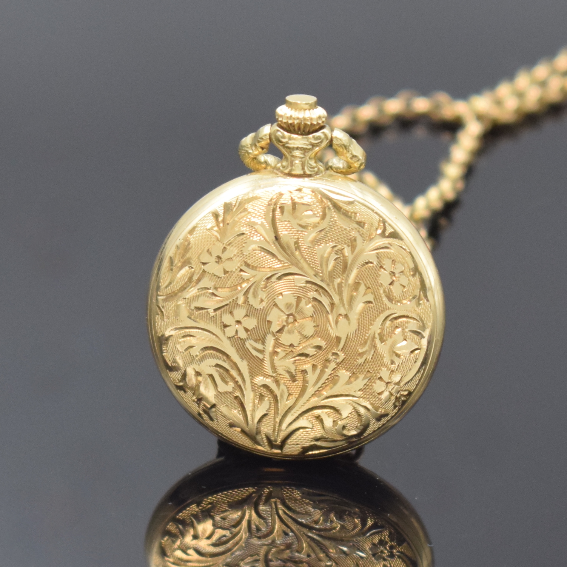 Detail b: BERGANA Savonette Damentaschen-/anhängeuhr in GG 585/000 an Kette in GG 333/000, Schweiz um 1970, Handaufzug, floral grav. Geh., Boden aufgedr., ...